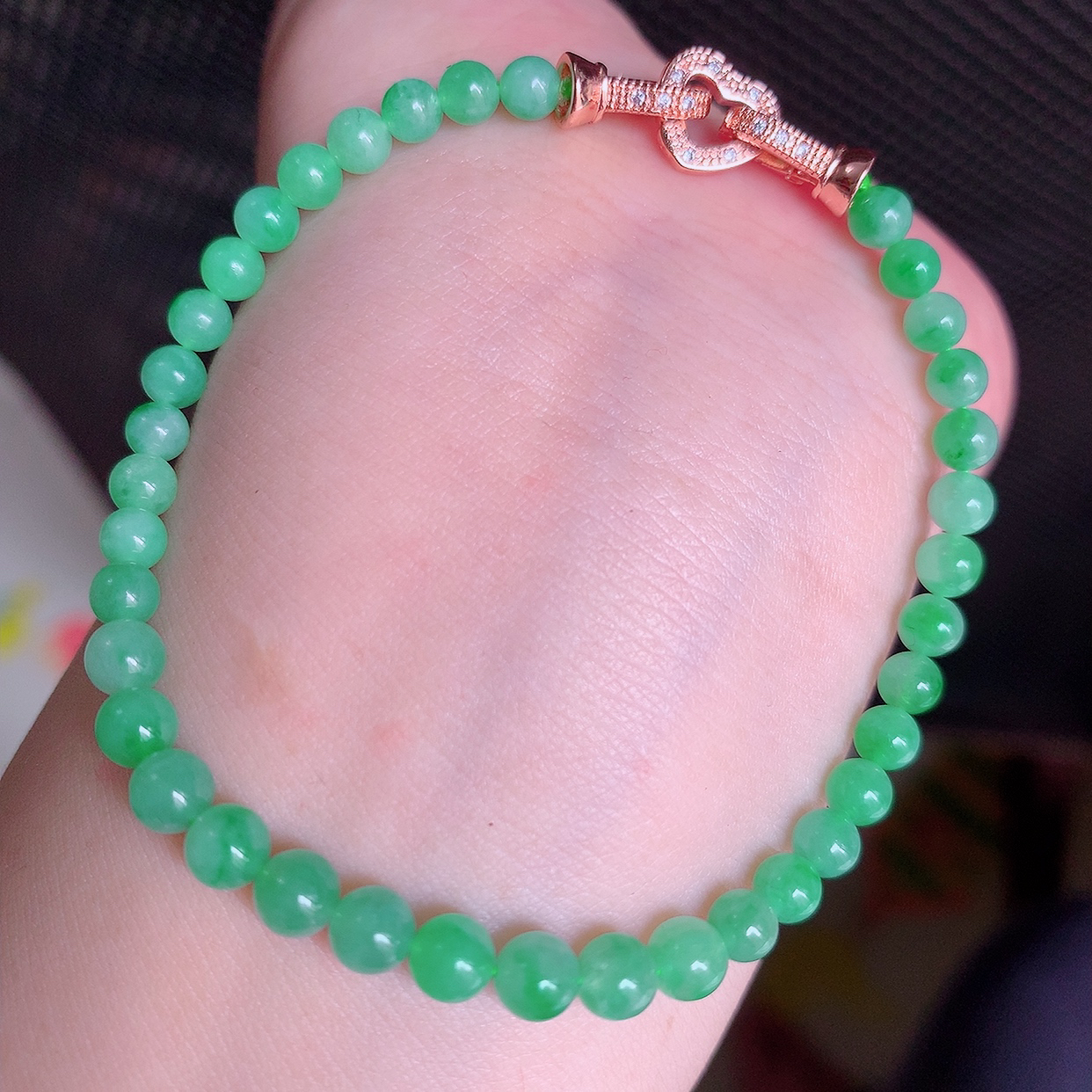 自然光实拍，冰润满绿翡翠手串手链，翠色灵动，佩戴效果时尚出众，尽显气质，玉质细腻，美感十足。#002.1取一尺寸4.8mm