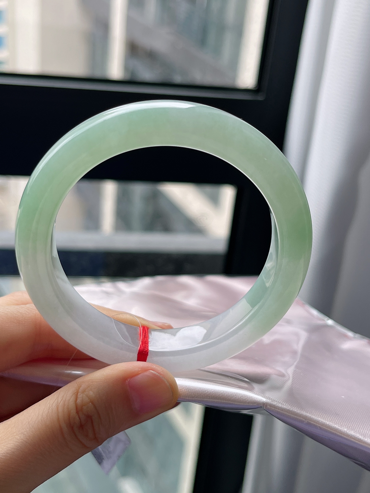 正圈57圈口，翡翠冰糯种淡绿色手镯