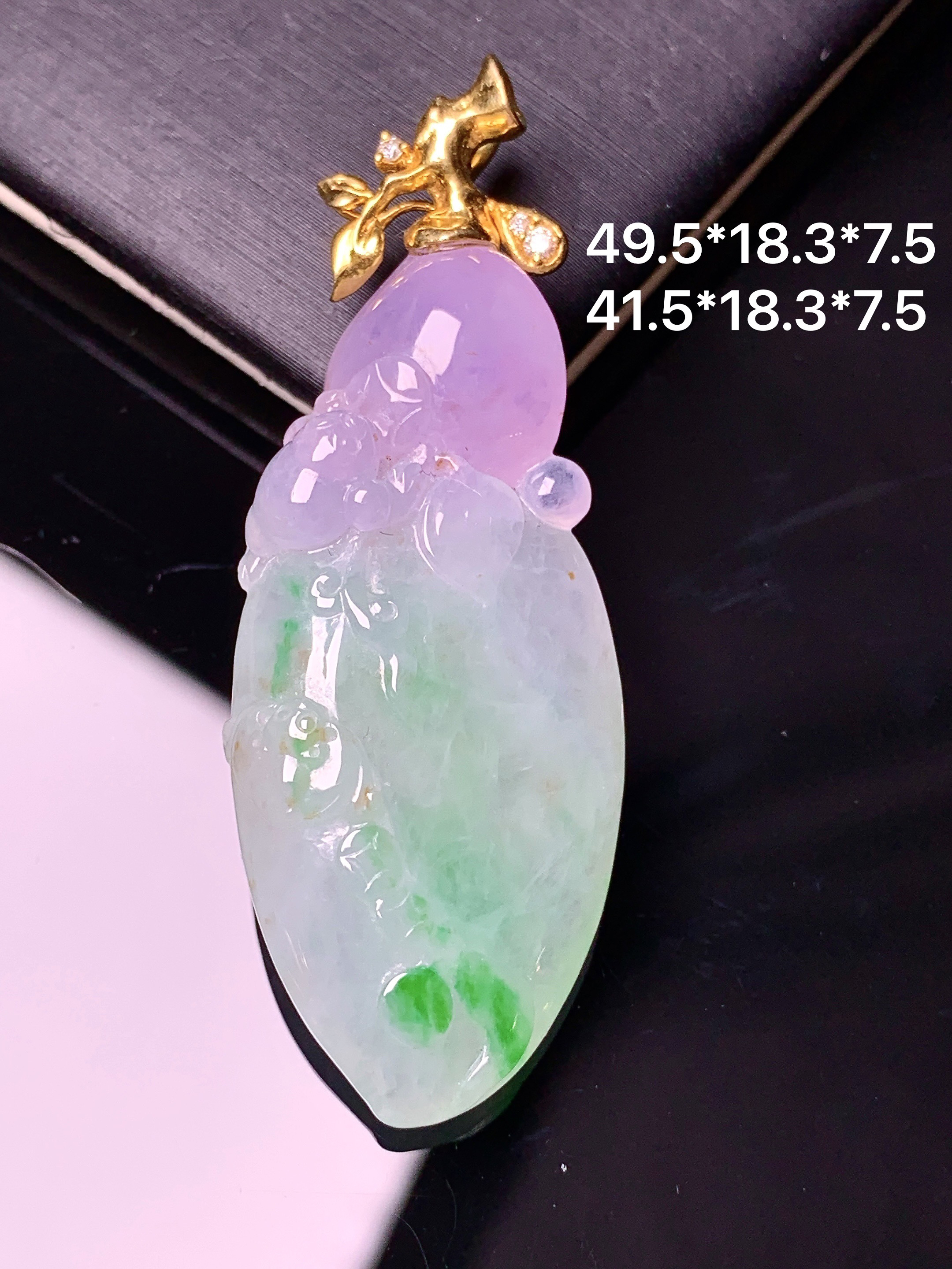 18k金钻镶嵌飘紫绿寿桃吊坠 玉质细腻 色泽艳丽清新 水润亮眼 整体尺寸49.5*18.3*7.5b5