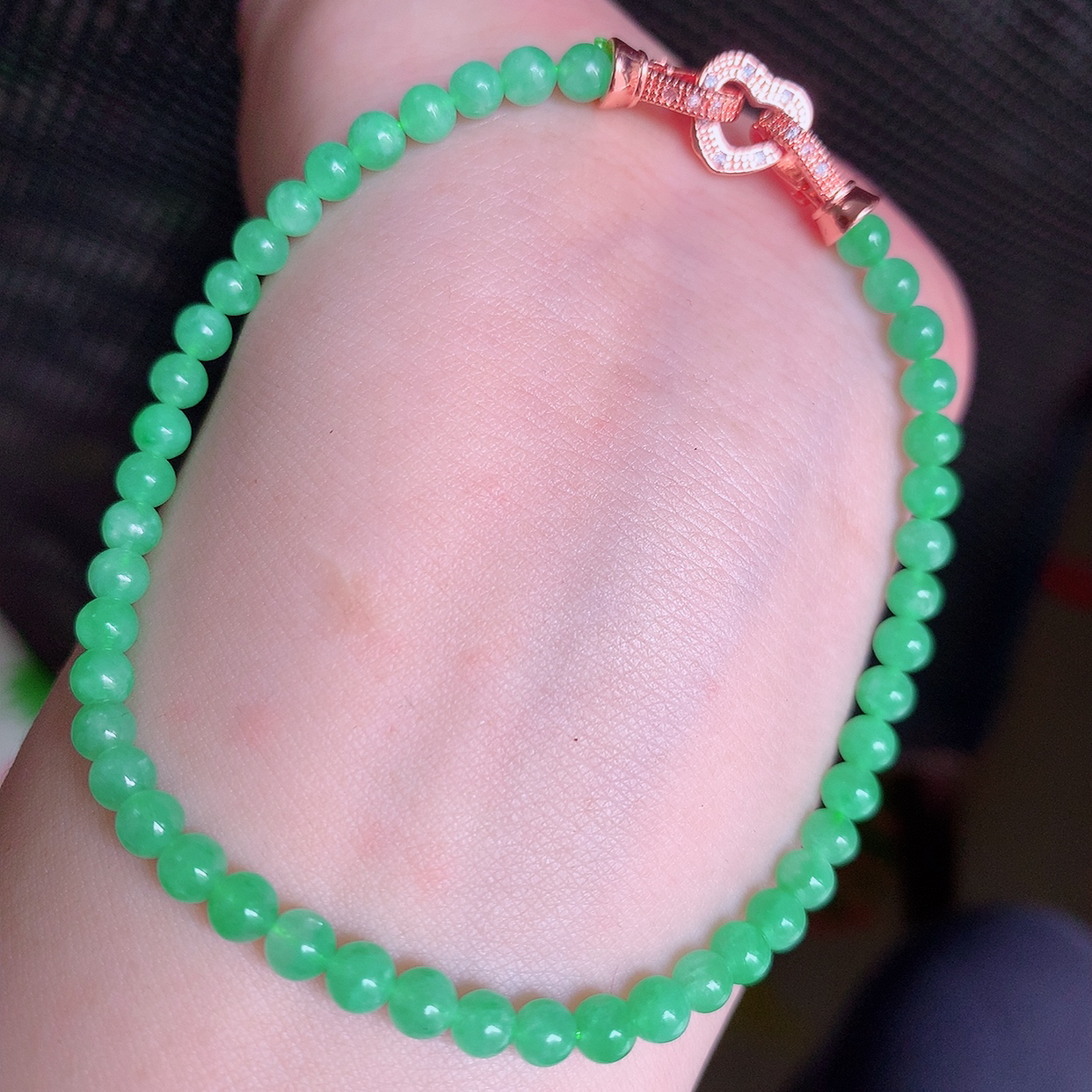 自然光实拍，冰润满绿翡翠手串手链，翠色灵动，佩戴效果时尚出众，尽显气质，玉质细腻，美感十足。#003