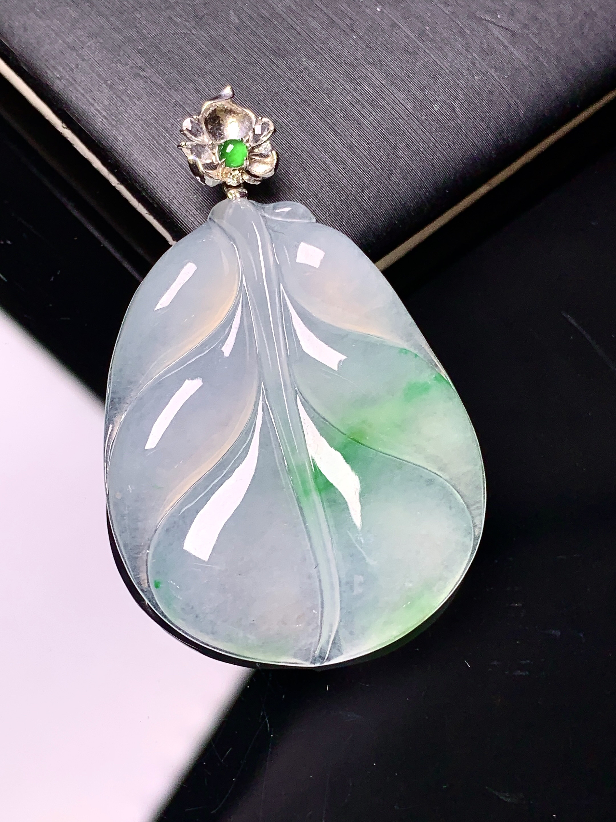 18k金镶嵌冰种飘绿树叶吊坠 玉质细腻 色泽艳丽清新 水润亮眼 整体尺寸41.8*27*4.3 c1