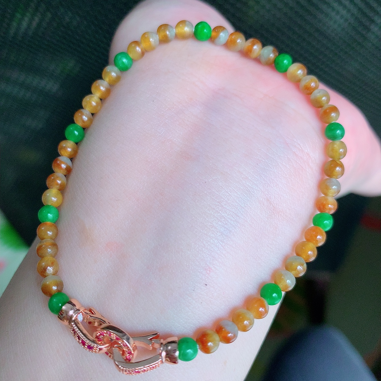 自然光实拍，特色冰黄加绿翡翠手链，翠色灵动，佩戴效果时尚出众，尽显气质，玉质细腻，美感十足。#001.1取一尺寸3.8mm