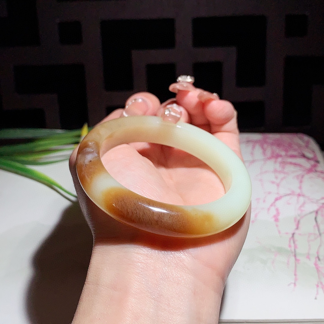 和田玉54.6圈且末糖手镯！玉质细腻油润 底色纯净 脂粉好，品质高。