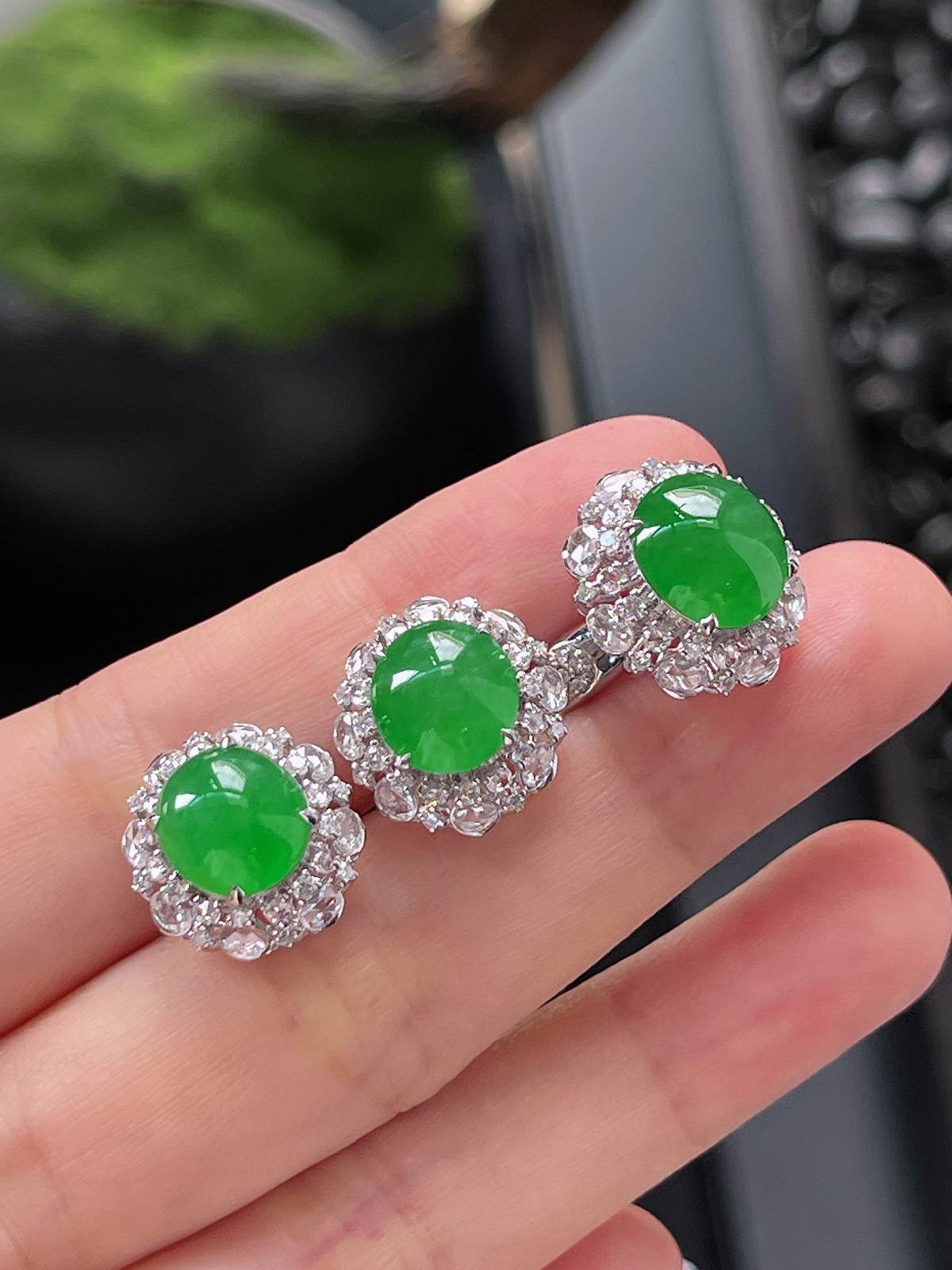 18k金 翡翠冰糯种满绿色耳钉和戒指套装