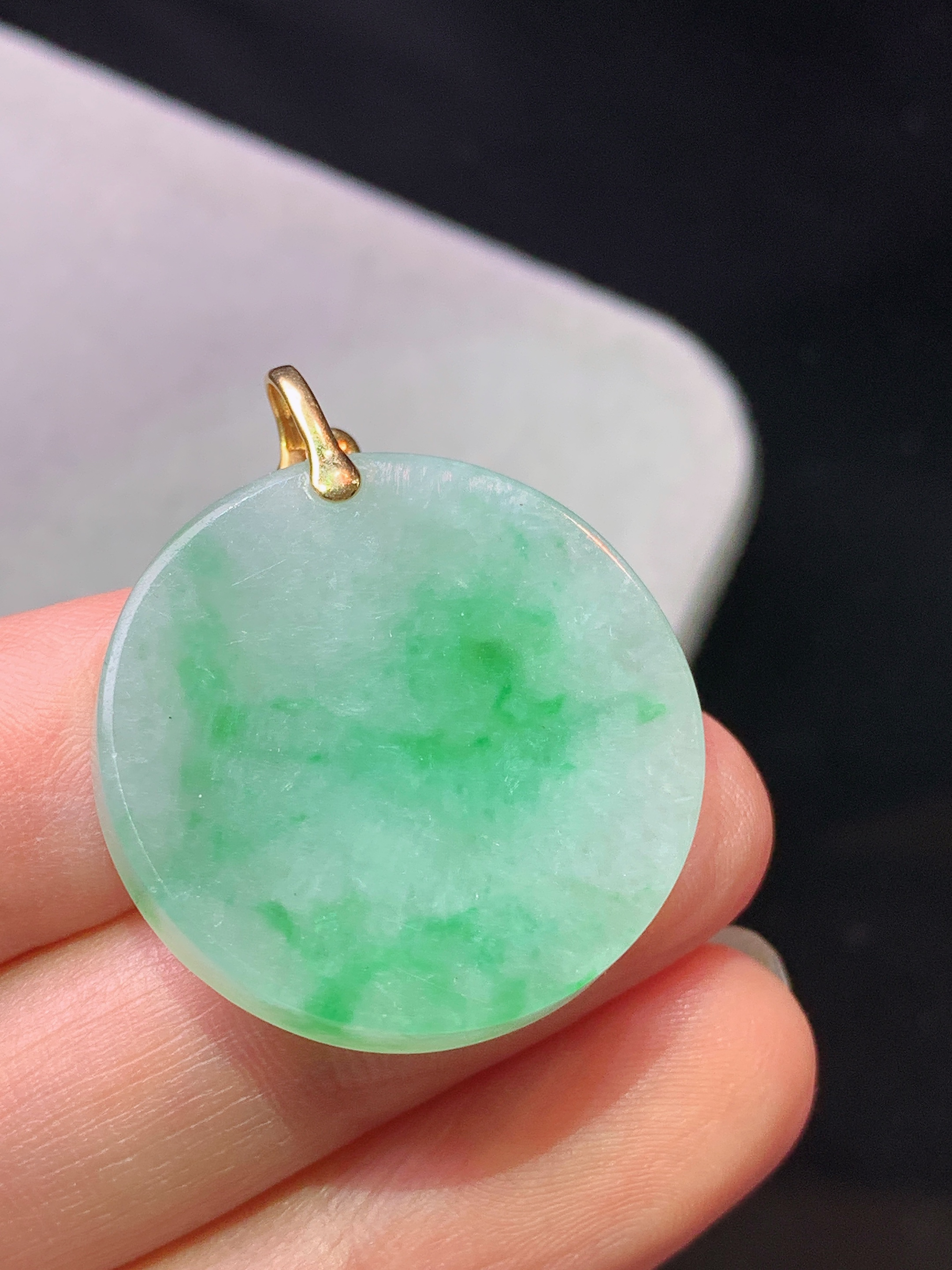 18k金镶嵌飘阳绿圆牌吊坠 玉质细腻 色泽艳丽清新 水润亮眼 整体尺寸32*26.6*4.3b1