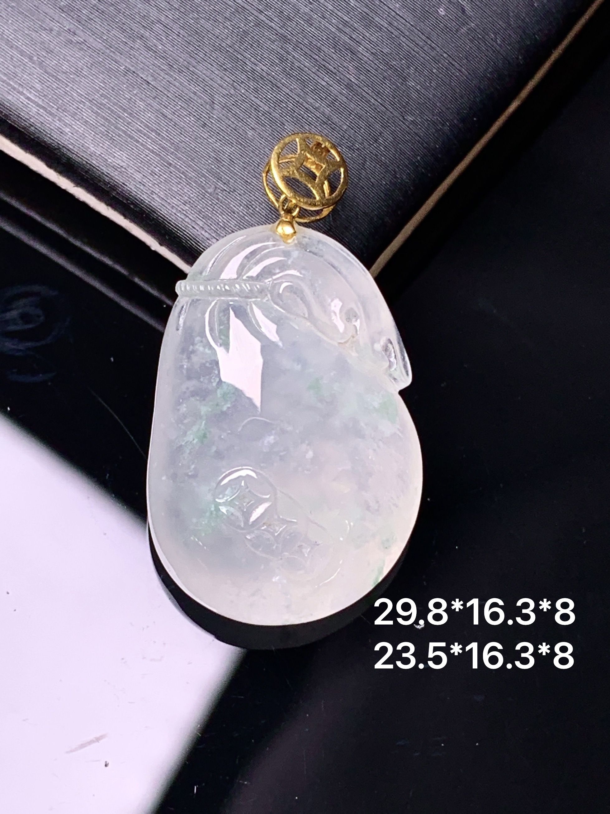 18k金镶嵌冰种钱袋吊坠 玉质细腻 色泽艳丽清新 水润亮眼 整体尺寸29.8*16.3*8m1