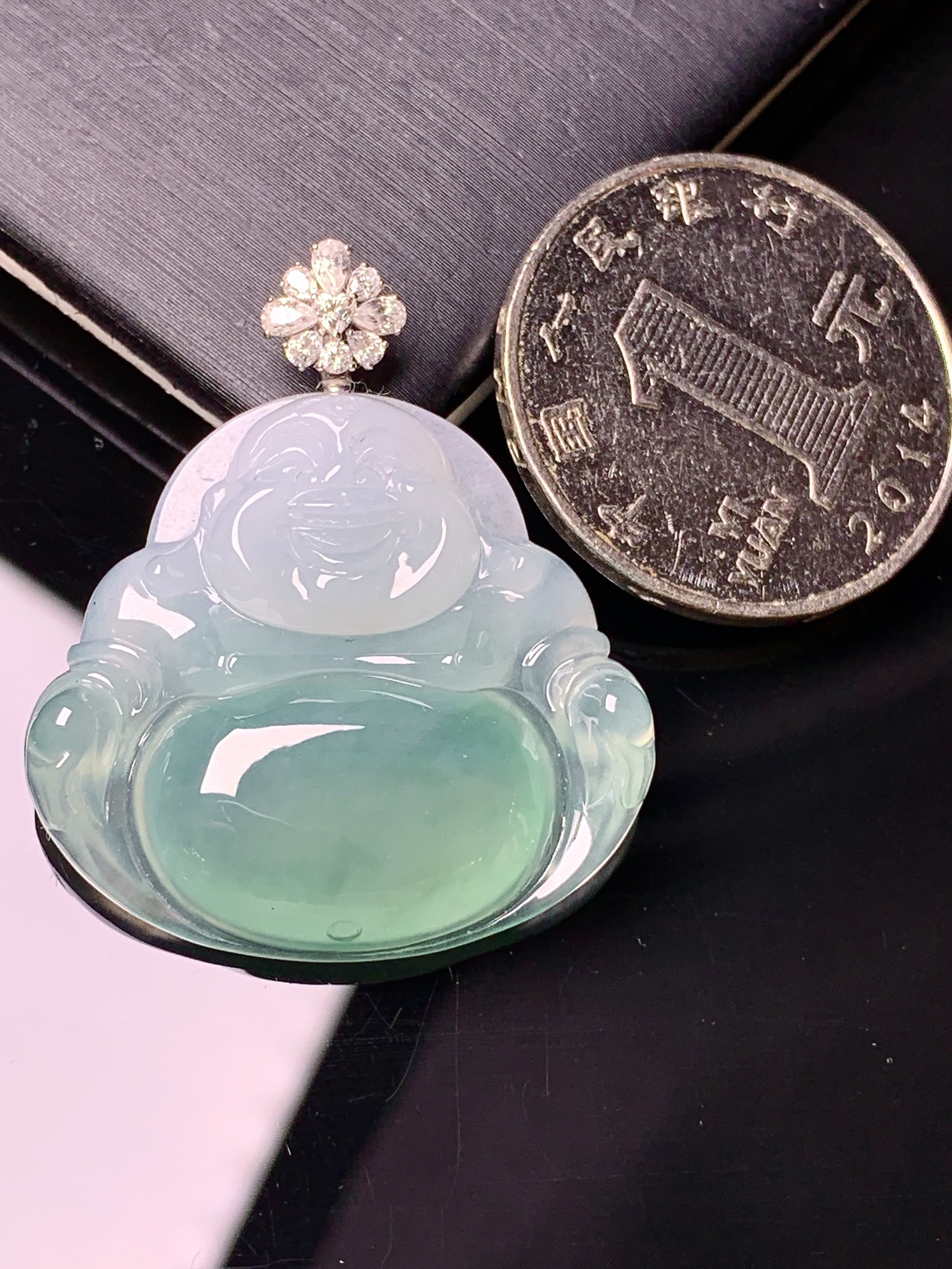 18k金钻镶嵌飘绿佛公吊坠 玉质细腻 色泽艳丽清新 水润亮眼 整体尺寸34.2*29.5*5.3h3