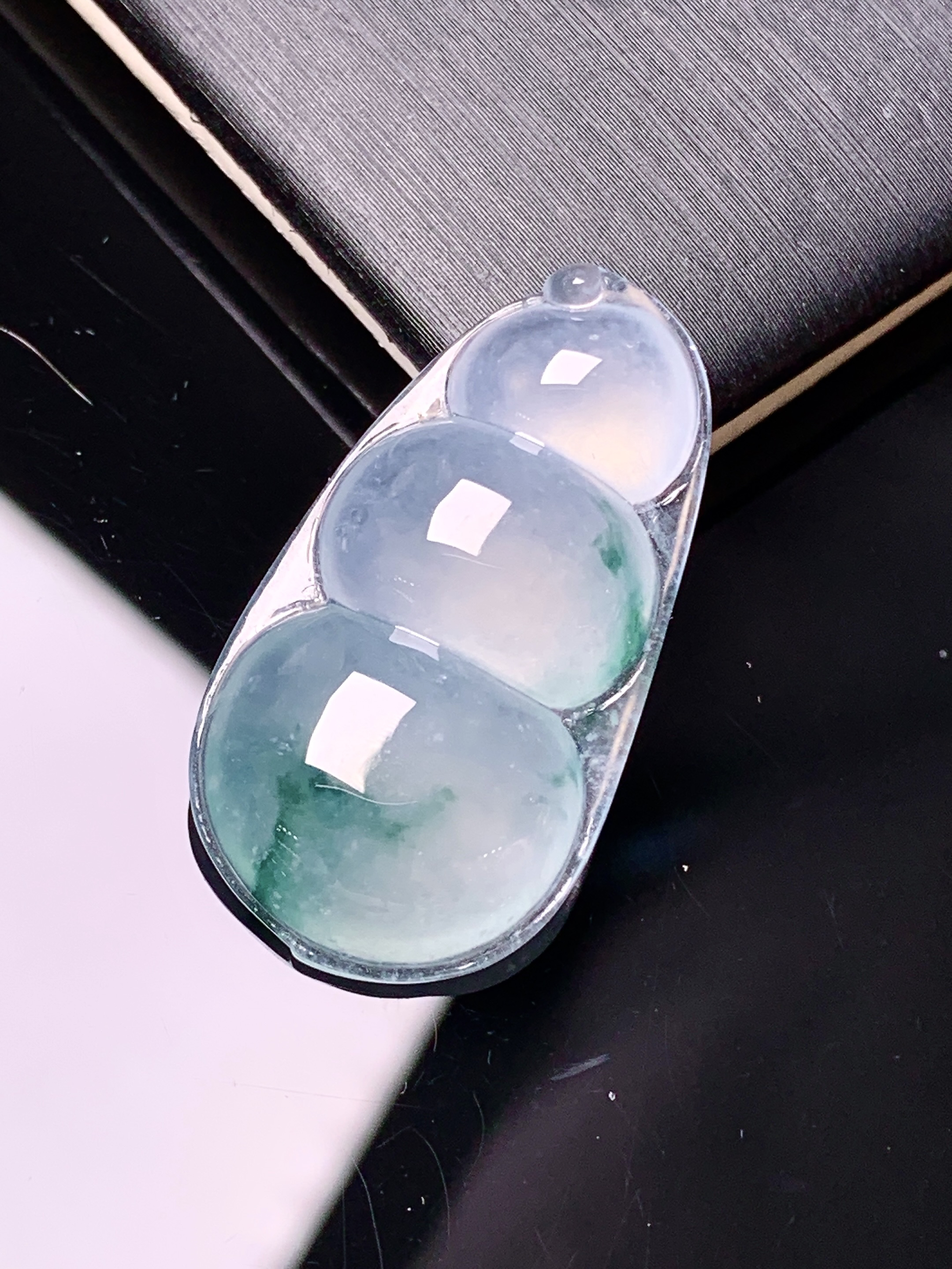 冰种飘花四季豆吊坠 玉质细腻 色泽艳丽清新 水润亮眼 整体尺寸29.5*16*6yz