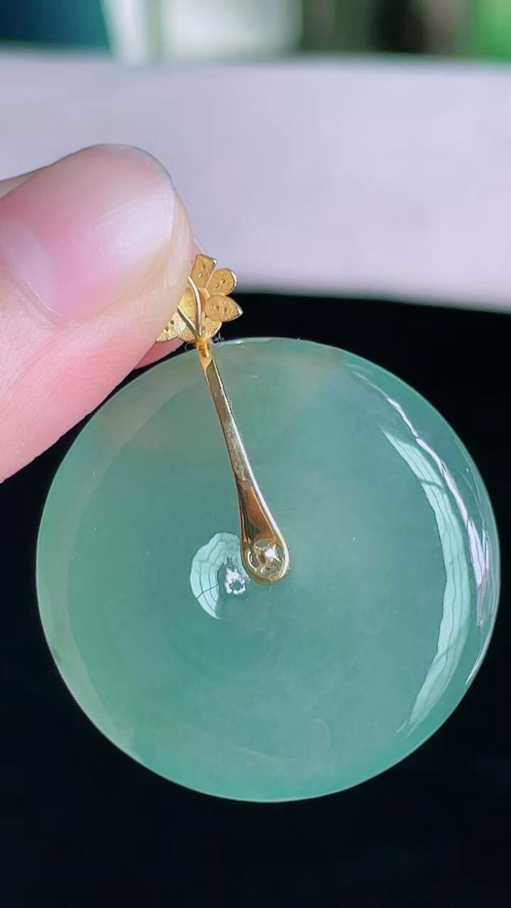 【翡翠名称】18K金镶钻冰晴平安扣吊坠
【翡翠尺寸】裸石31/5.5mm
【翡翠描述】宝贝种老水足，玉质细腻，色泽靓丽，性价比高，佩戴效果好！
【其它赠送】权威证书/精美挂绳盒子/支持全国复检