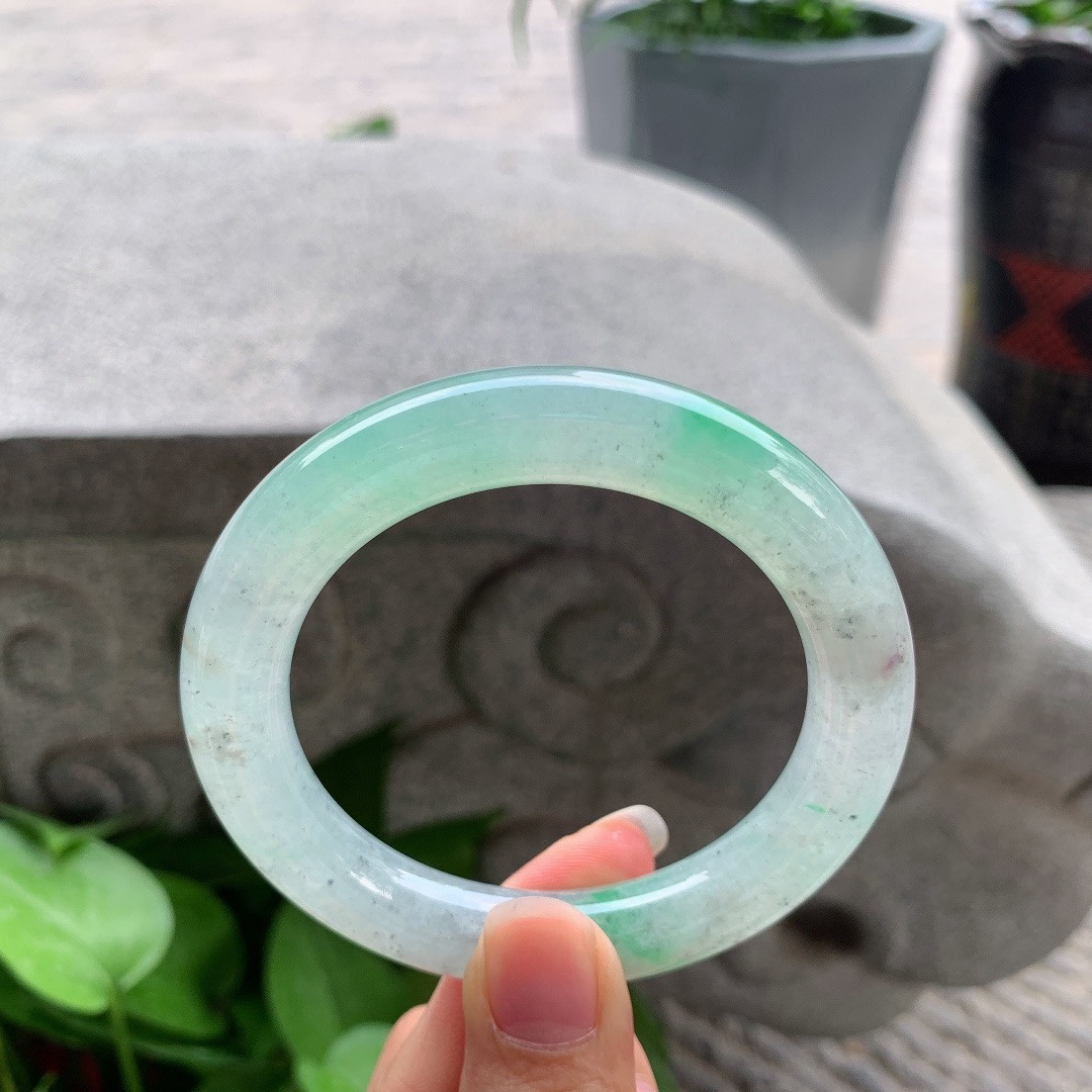 圈口 55.8-10.8【冰乌鸡飘绿圆条手镯】圆条55 56可戴