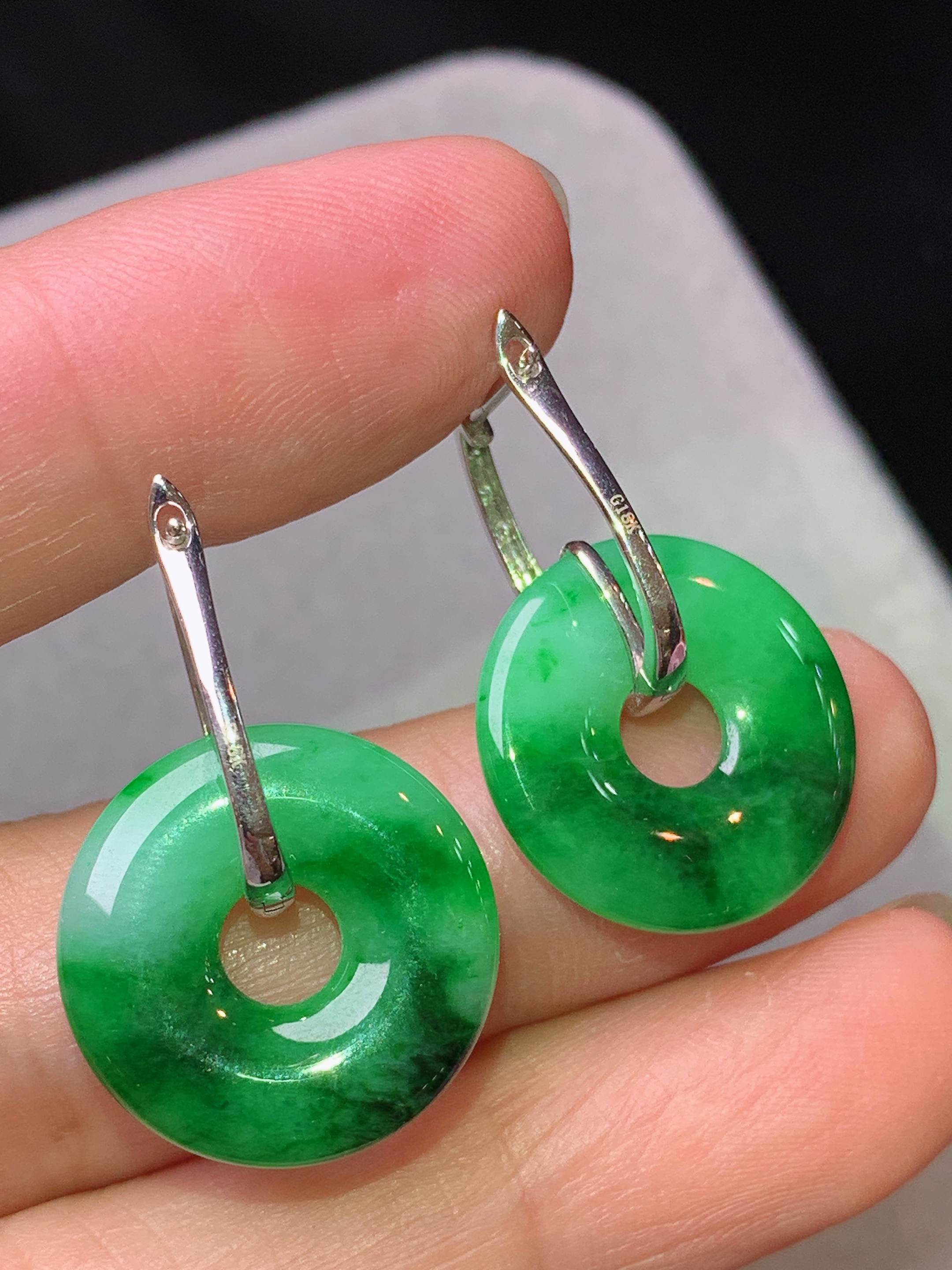 18k金钻镶嵌翠绿平安环耳坠 玉质细腻 色泽艳丽清新 水润亮眼 整体尺寸26.5*17.5*3b1