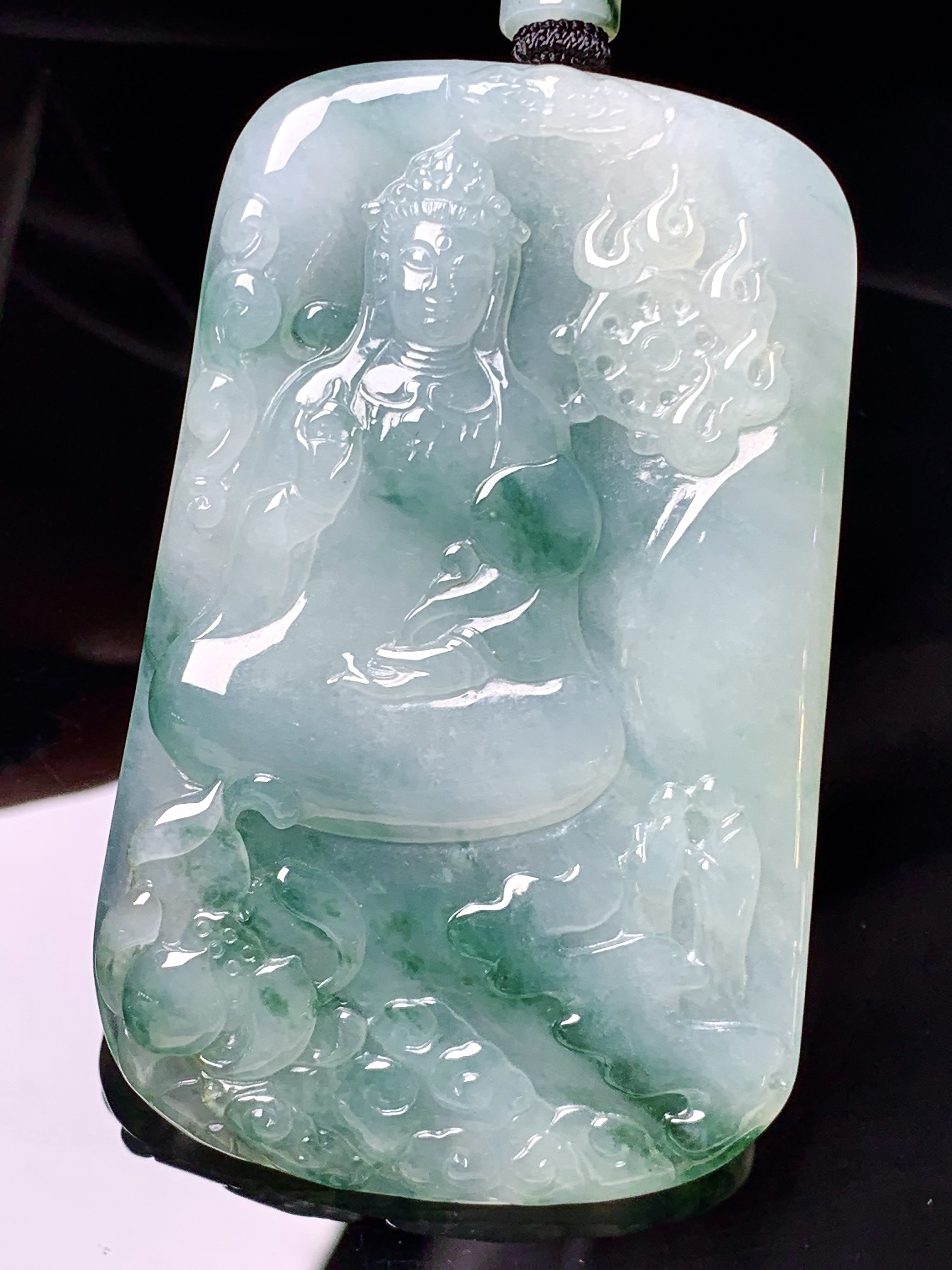 飘绿观音菩萨吊坠 玉质细腻 色泽艳丽清新 水润亮眼 整体尺寸68.3*43*5.5L1