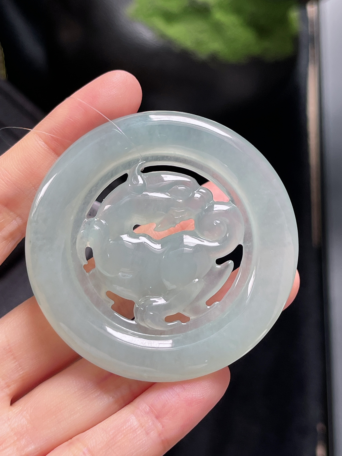 翡翠冰糯种淡绿色祥瑞吊坠