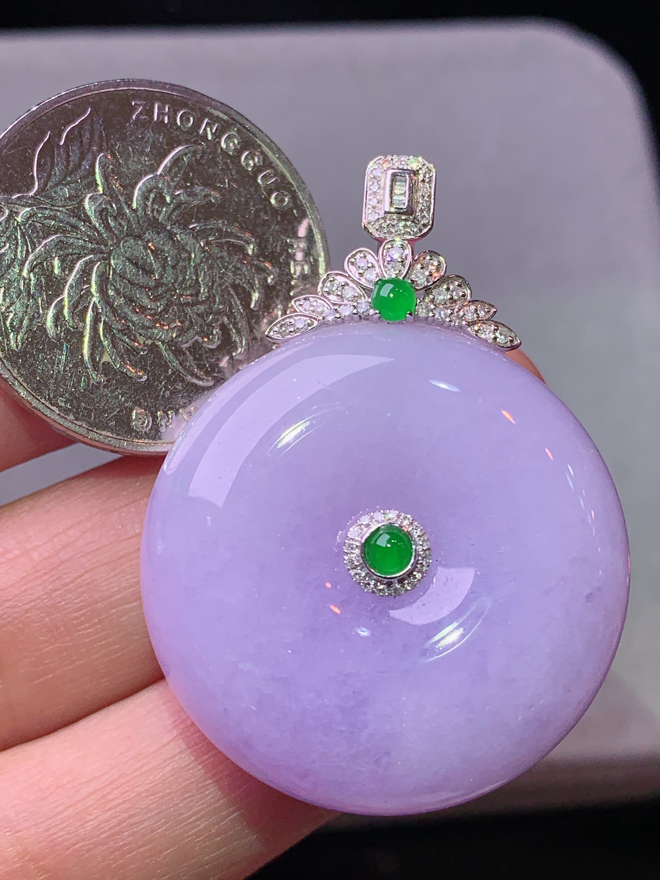 18k金钻镶嵌紫罗兰平安扣吊坠 玉质细腻 色泽艳丽清新 水润亮眼 整体尺寸41.3*30*12b1