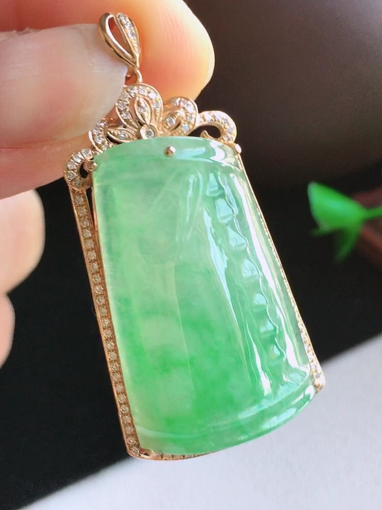 【翡翠名称】18k金镶钻石冰飘阳绿竹节吊坠
【翡翠尺寸】整体37.6/20.4/8.2 
【翡翠描述】宝贝种老水足，玉质细腻，色泽靓丽，性价比高，佩戴效果好！
【其它赠送】权威证书/精美挂绳盒子/支持全国复检