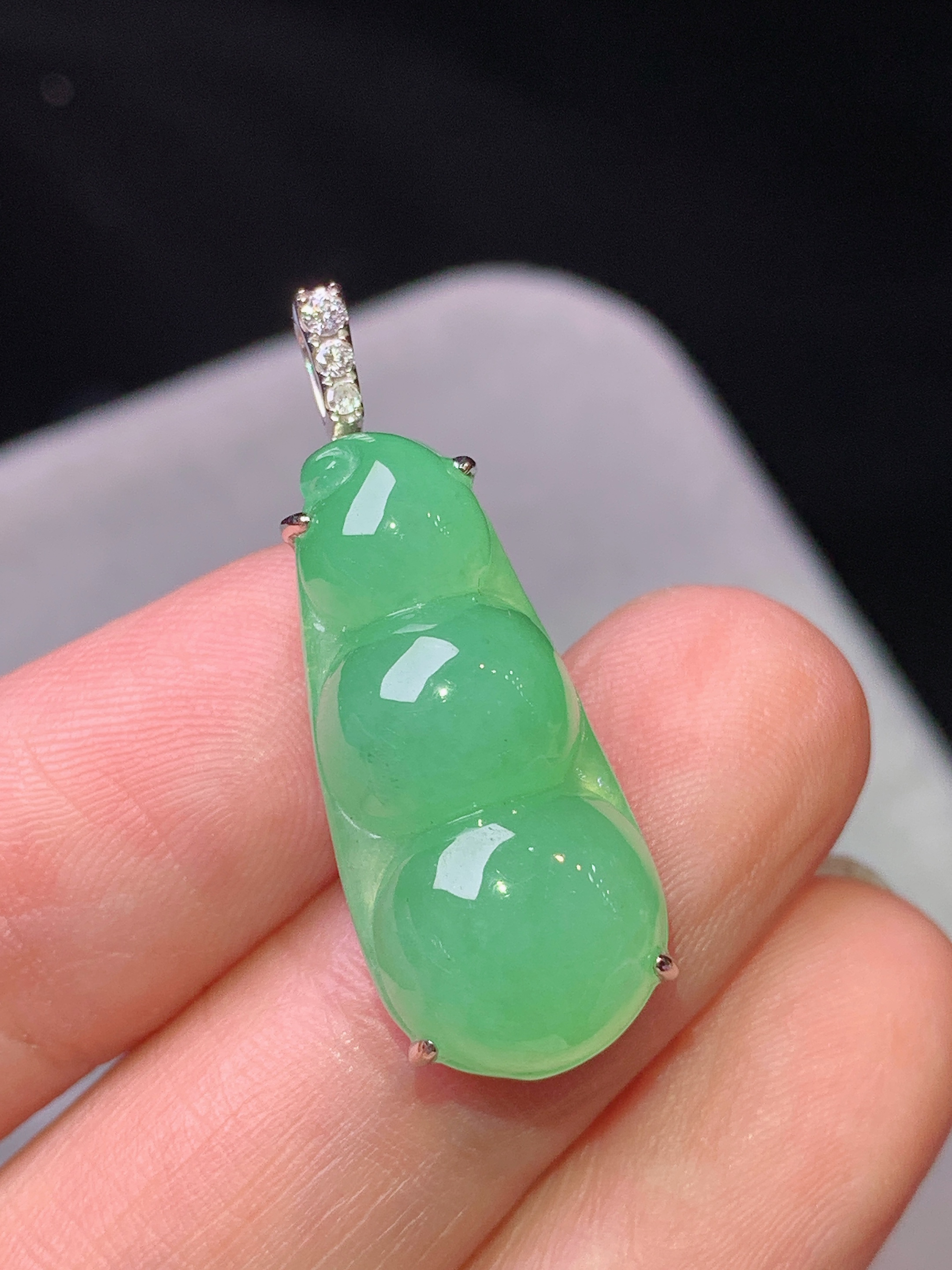 18k金钻镶嵌浅绿四季豆吊坠 玉质细腻 色泽艳丽清新 水润亮眼 整体尺寸29.8*11*7.6b1