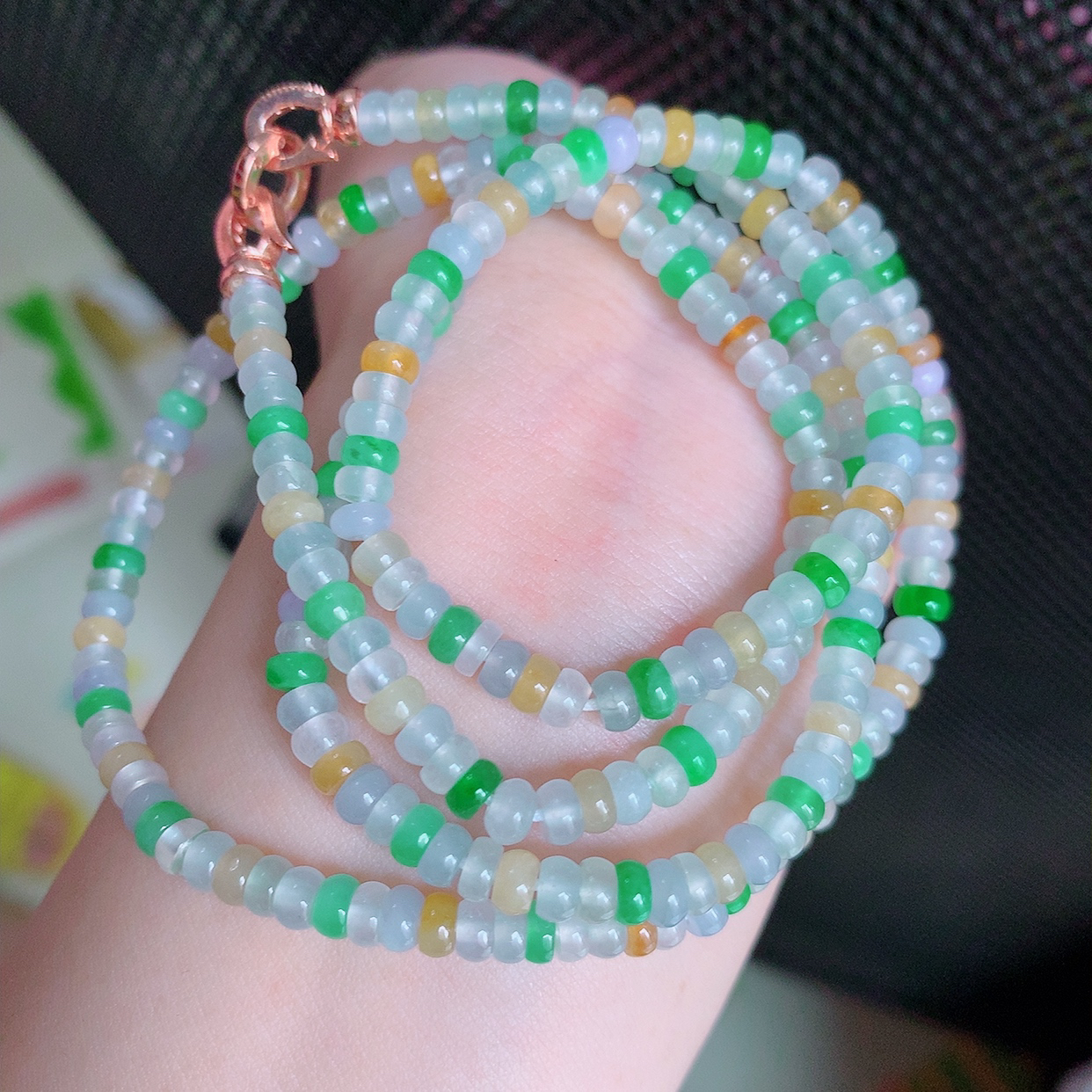 自然光实拍，冰种多彩翡翠项链  翡翠珠链 （装饰扣）玉质细腻  冰清玉润  颜色漂亮  #001.1取一尺寸4.5mm