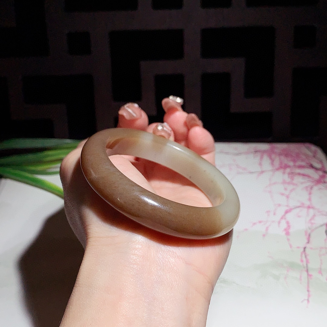 和田玉55圈且末糖手镯！玉质细腻油润 底色纯净 无裂无棉 脂粉好，品质高。