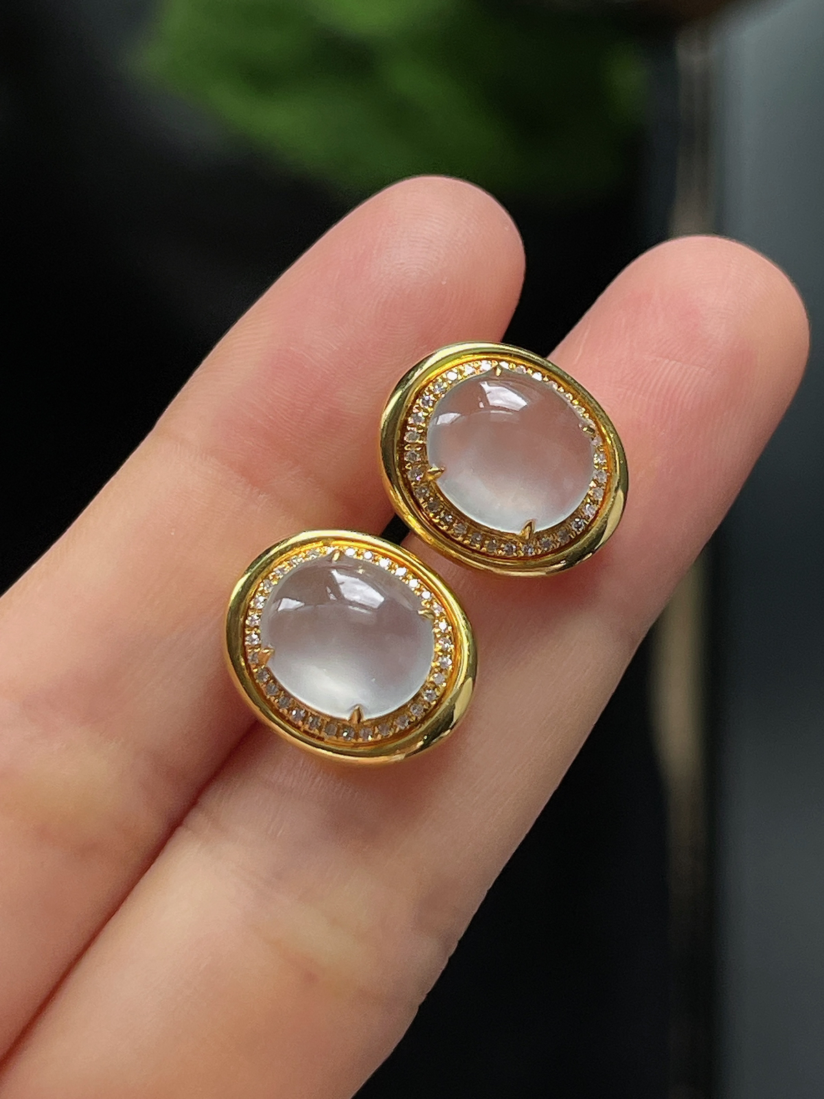 翡翠白冰耳钉，伴钻石