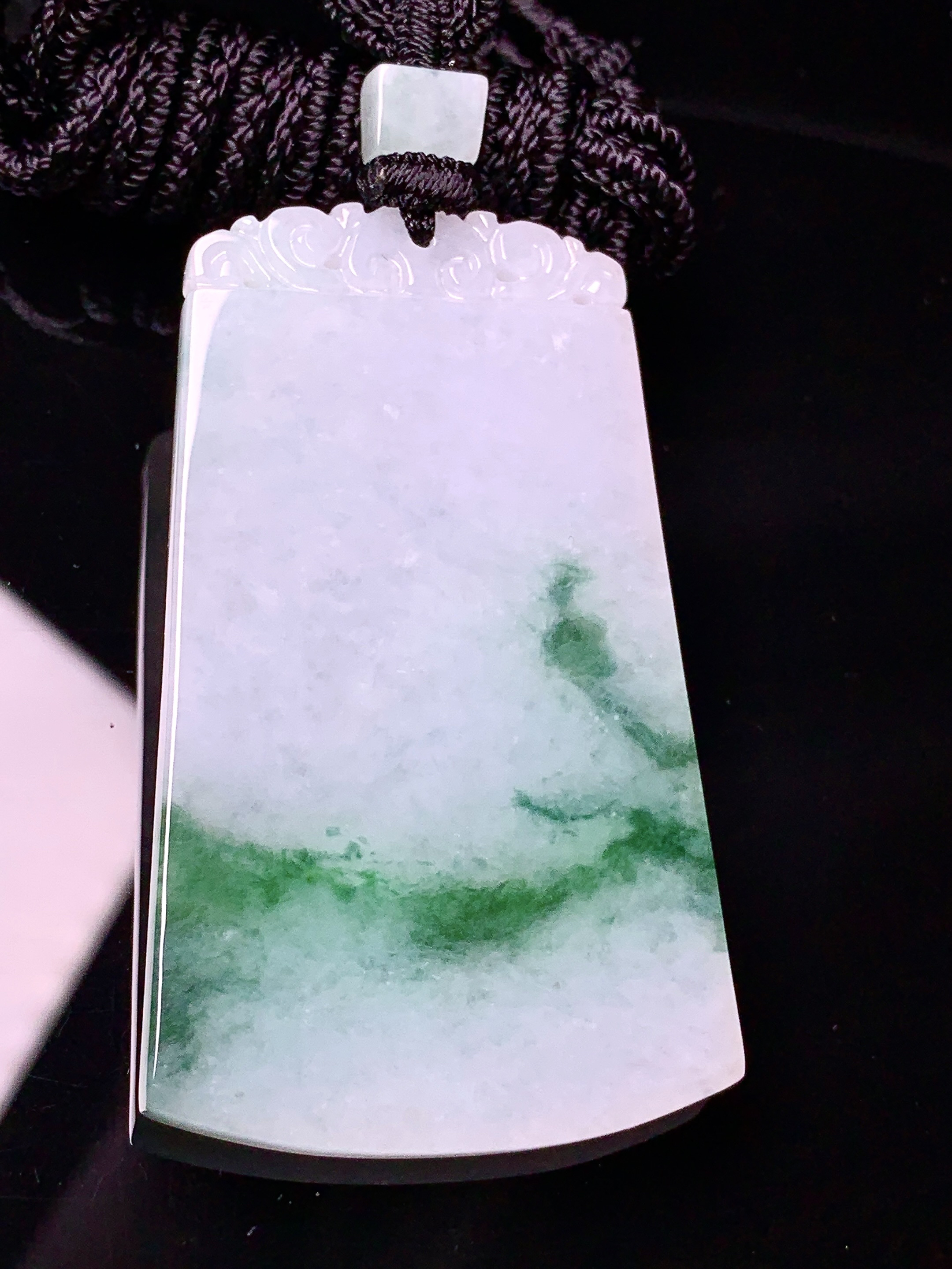 飘绿无事牌吊坠 玉质细腻 色泽艳丽清新 水润亮眼 整体尺寸54*32.5*4w1