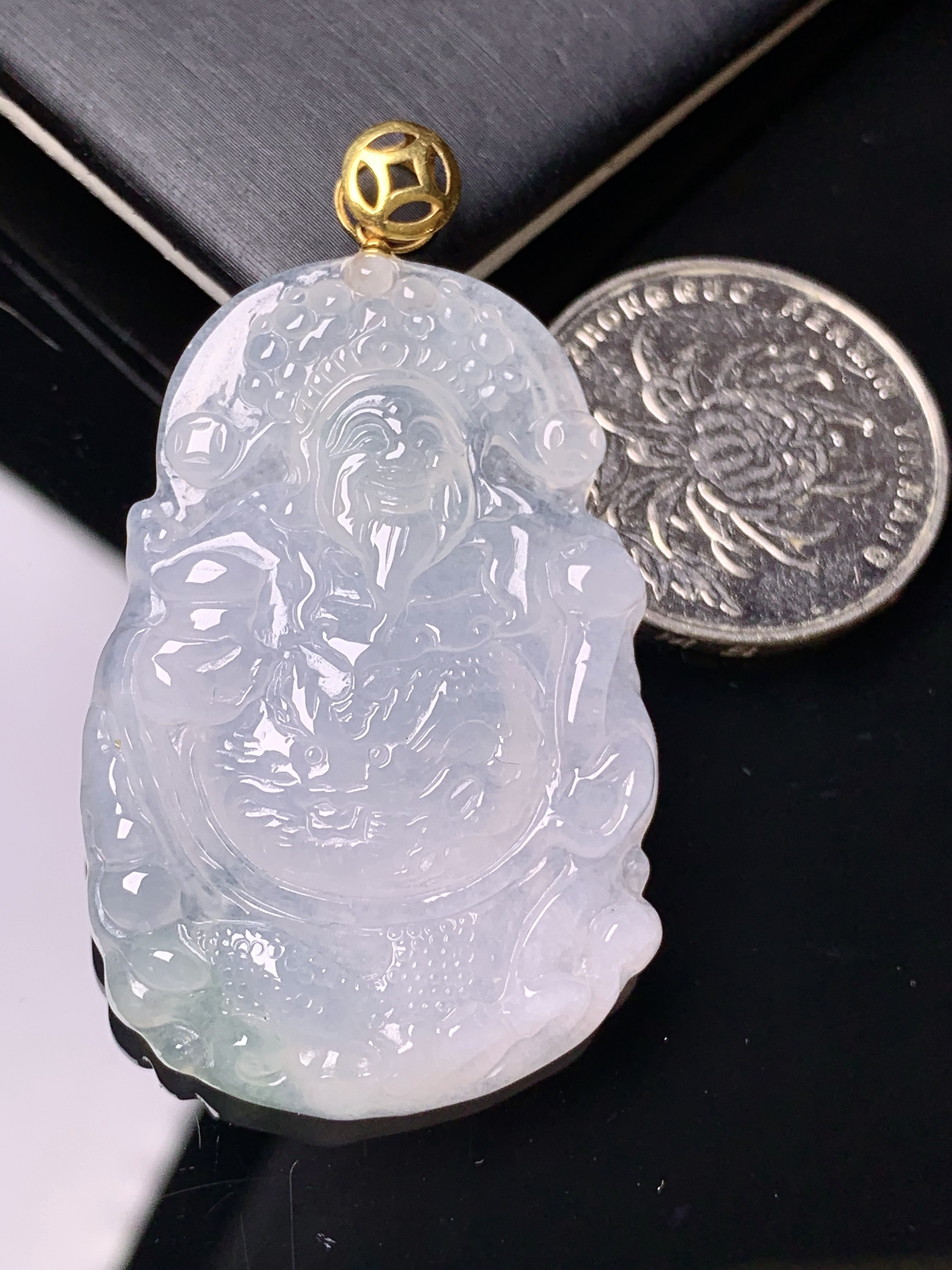18k金镶嵌冰种财神吊坠 玉质细腻 色泽艳丽清新 水润亮眼 整体尺寸51*28.8*6c1