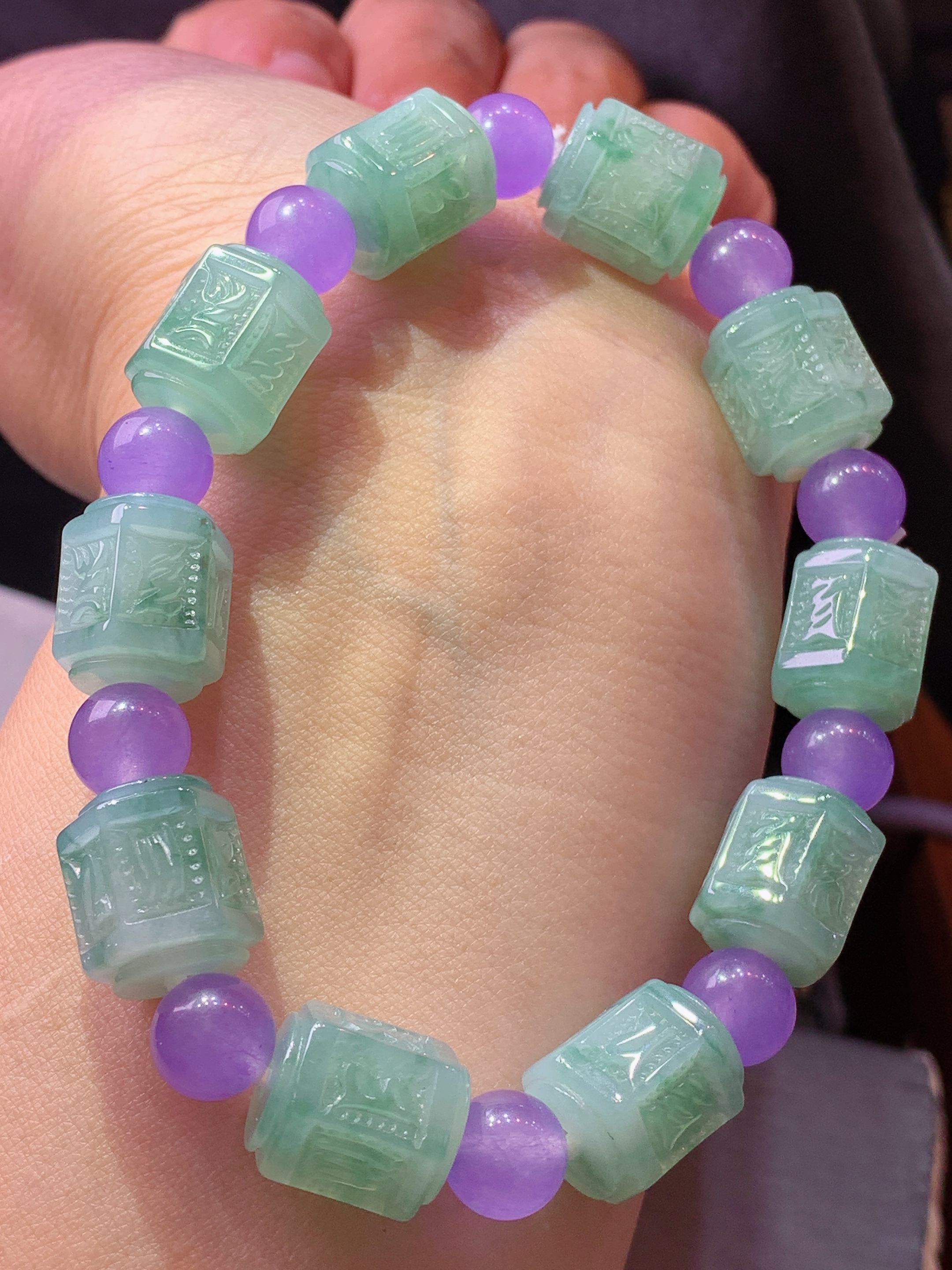 雕花路路通手链 玉质细腻 色泽艳丽清新 水润亮眼 整体尺寸10.8*10.8*12.8h3