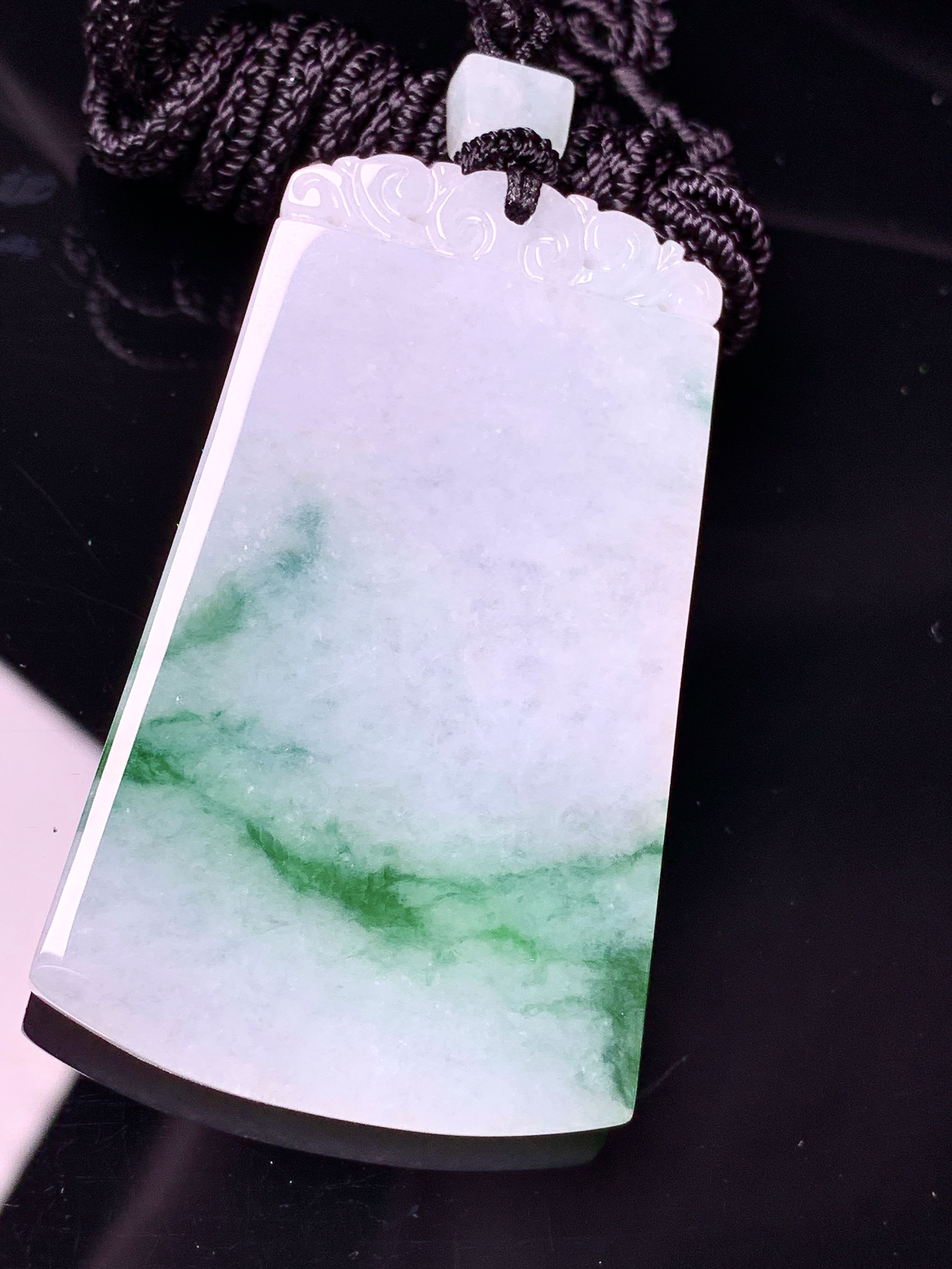 飘绿无事牌吊坠 玉质细腻 色泽艳丽清新 水润亮眼 整体尺寸54*32.5*4w1