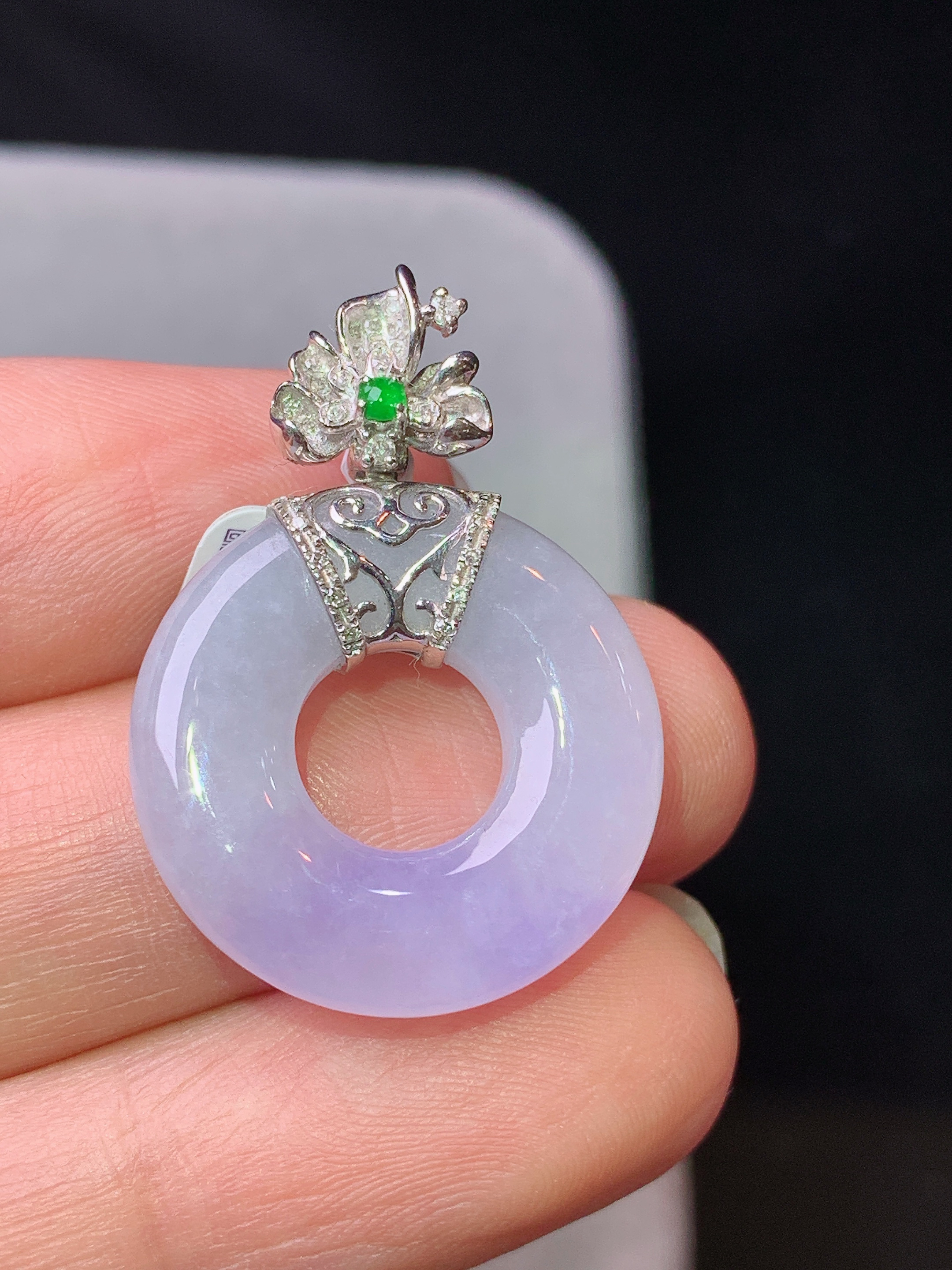 18k金钻镶嵌飘紫罗兰平安环吊坠 玉质细腻 色泽艳丽清新 水润亮眼 整体尺寸28.8*20.5*4.5b1