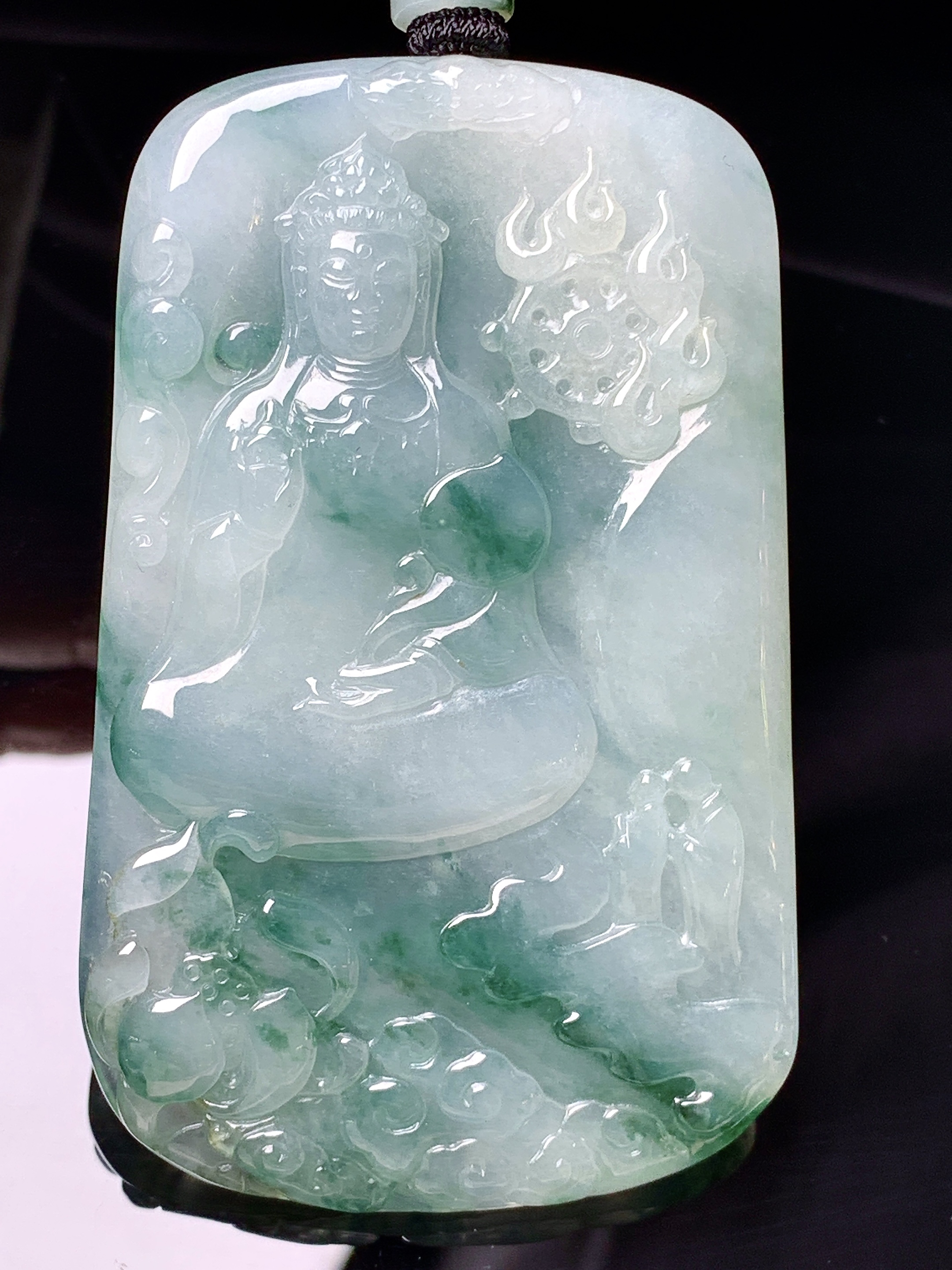飘绿观音菩萨吊坠 玉质细腻 色泽艳丽清新 水润亮眼 整体尺寸68.3*43*5.5L1