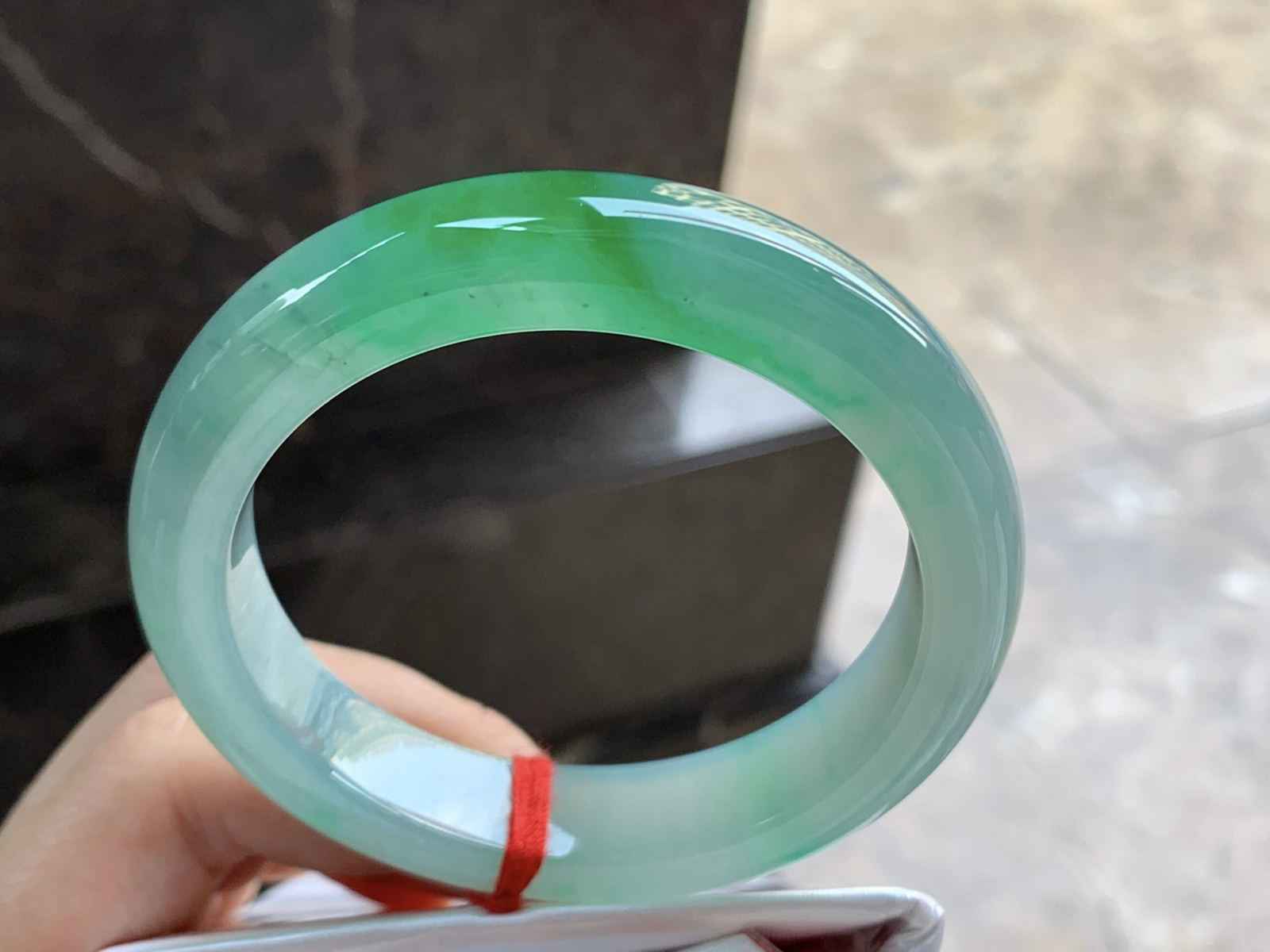 55.5-13.2-8.7

带色手镯^_^种水好 鲜艳