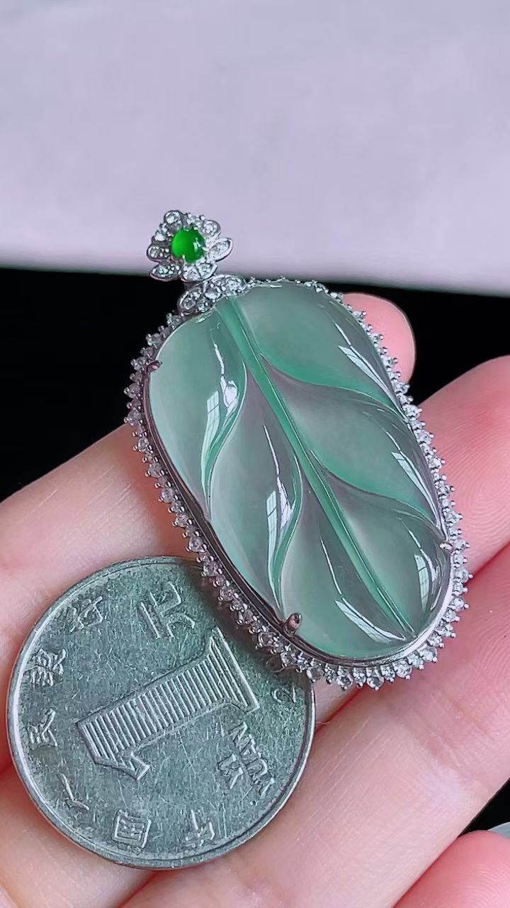 【翡翠名称】18K金豪华镶钻高冰晴叶子吊坠
【翡翠尺寸】含金43.7/22.8/8.4mm
【翡翠描述】宝贝种老水足，玉质细腻，色泽靓丽，性价比高，佩戴效果好！
【其它赠送】权威证书/精美挂绳盒子/支持全国复检