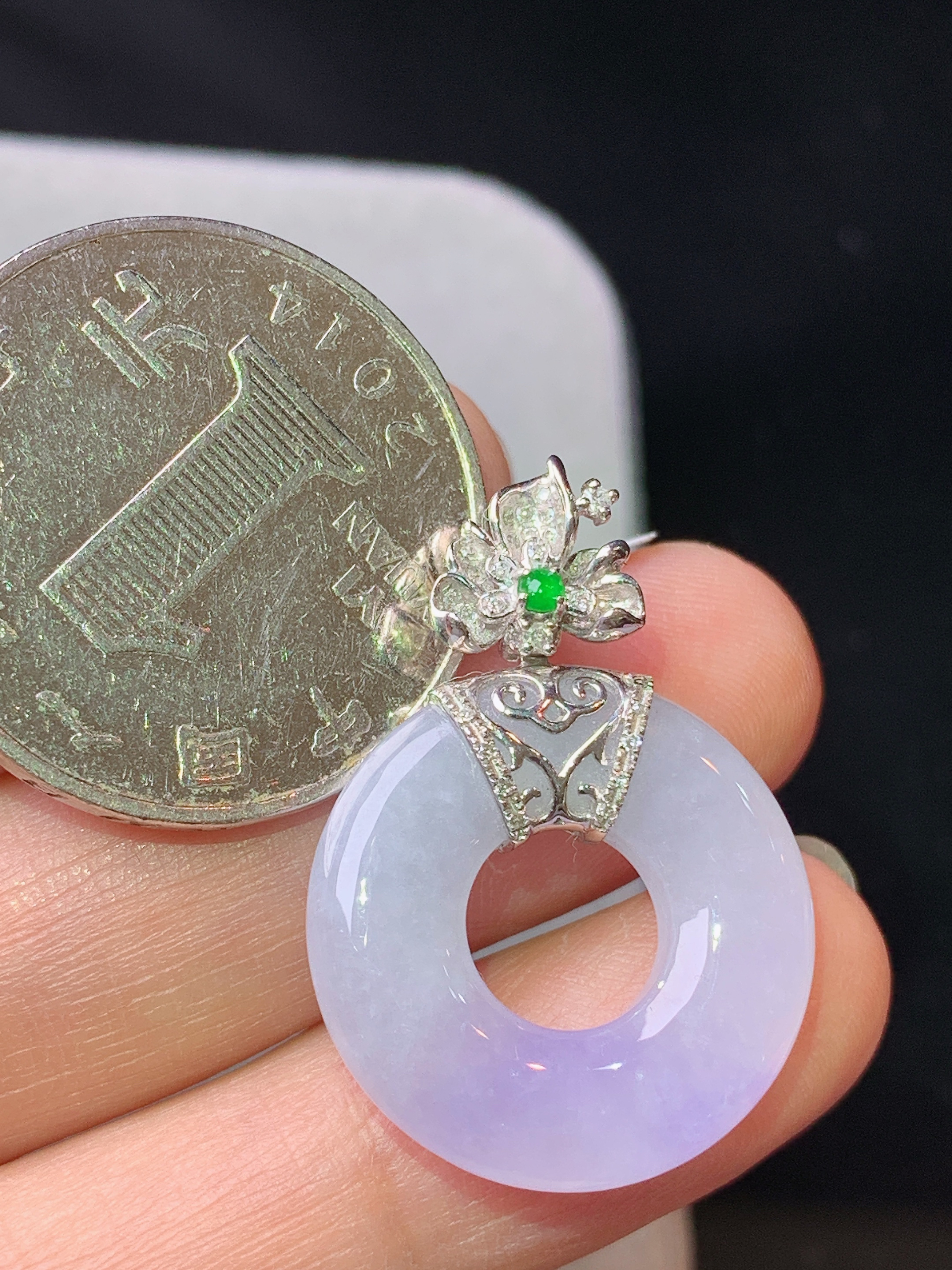 18k金钻镶嵌飘紫罗兰平安环吊坠 玉质细腻 色泽艳丽清新 水润亮眼 整体尺寸28.8*20.5*4.5b1