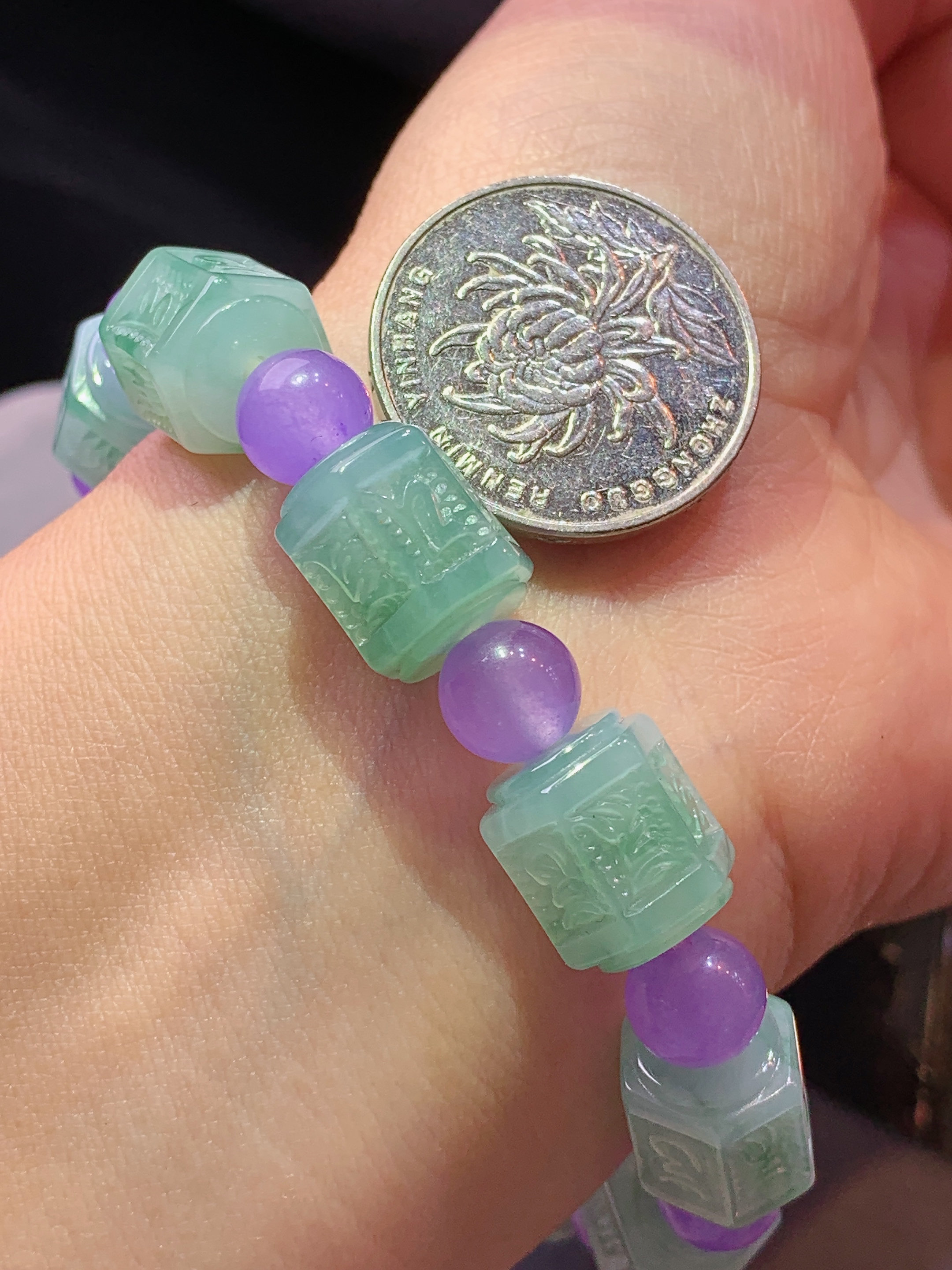 雕花路路通手链 玉质细腻 色泽艳丽清新 水润亮眼 整体尺寸10.8*10.8*12.8h3