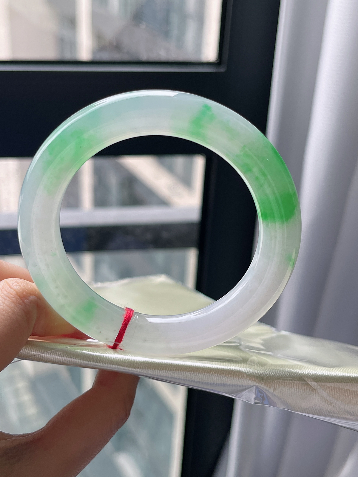 圆镯54.7圈口，翡翠冰糯种飘绿手镯