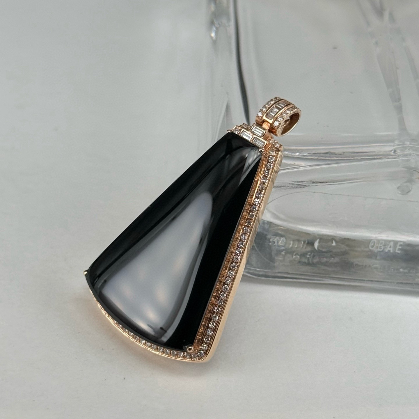 精品18k墨翠无事牌 种好色正 黑度极好 打灯通透 油性十足  尺寸43.3