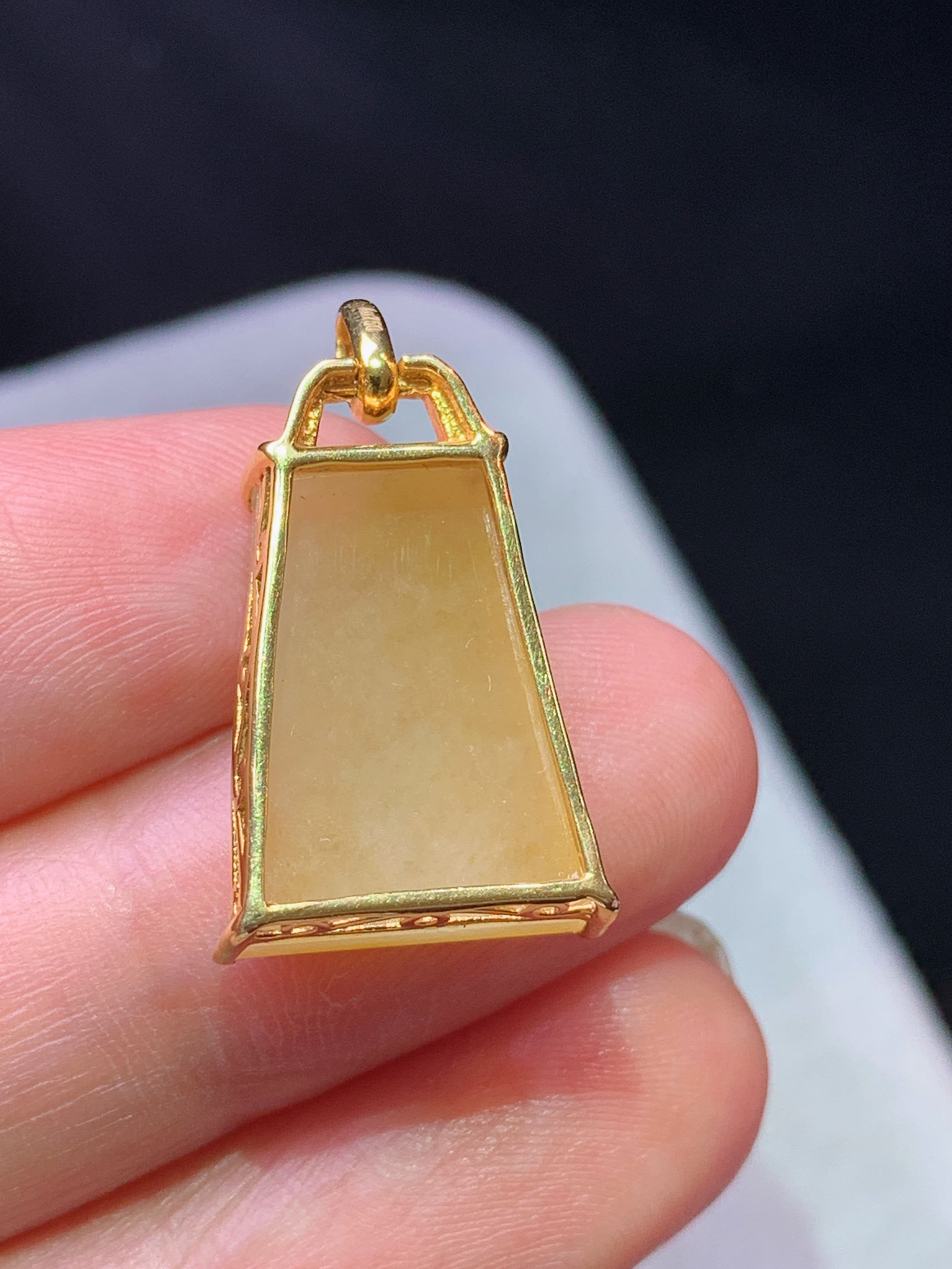 18k金钻镶嵌黄翡无事牌吊坠 玉质细腻 色泽艳丽清新 水润亮眼 整体尺寸24.2*12*6m1