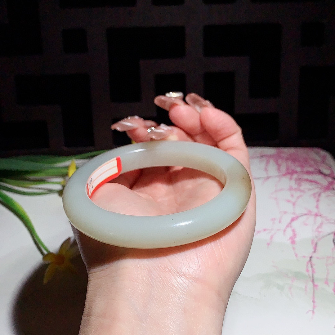 和田玉58.5圈且末糖手镯！玉质细腻油润 底色纯净 无裂无棉 脂粉好，品质高。