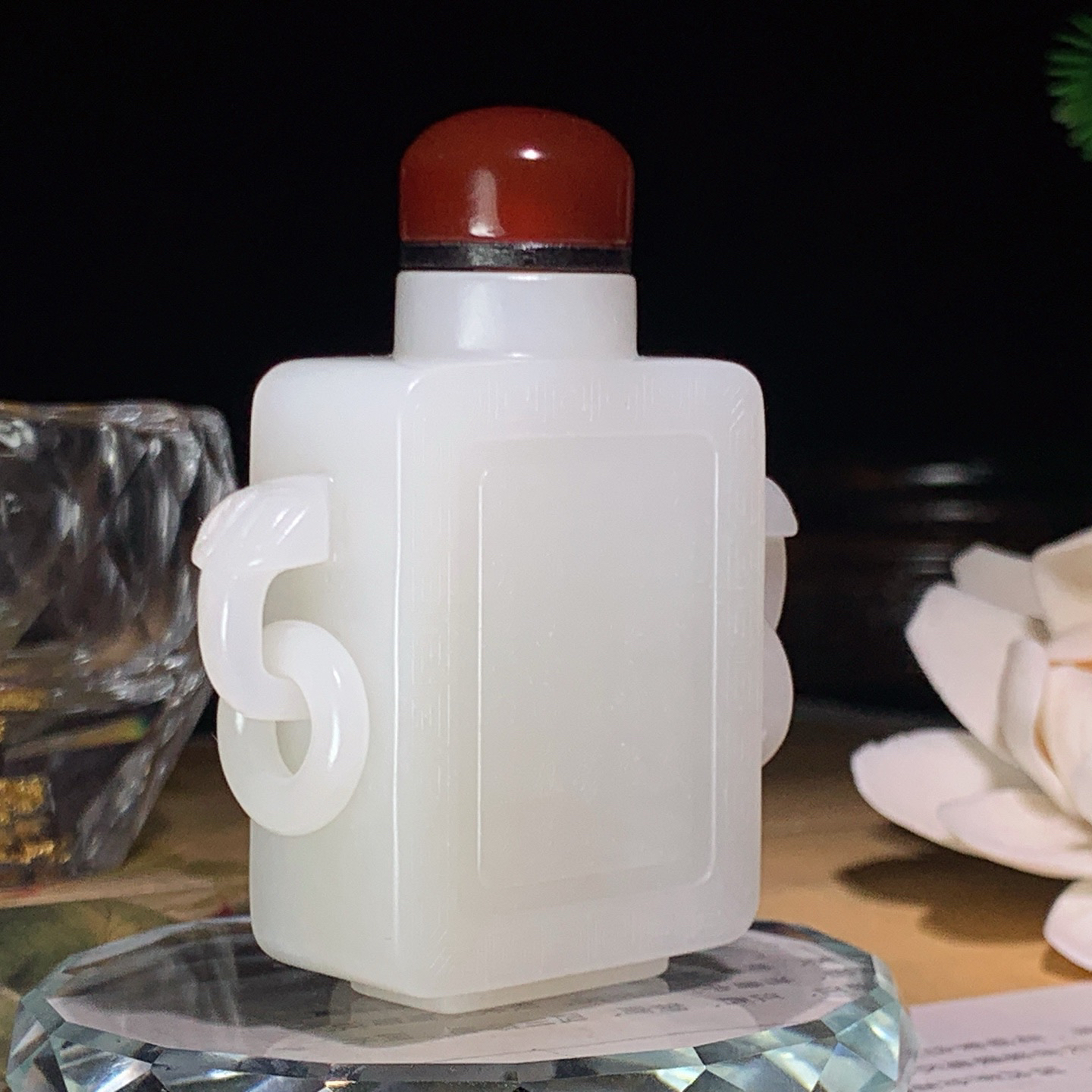 新疆和田玉白玉富贵山居平安瓶挂件。尺寸63/54/17重74.5克。玉质细腻油润。手推出油。品相大气。lt260415