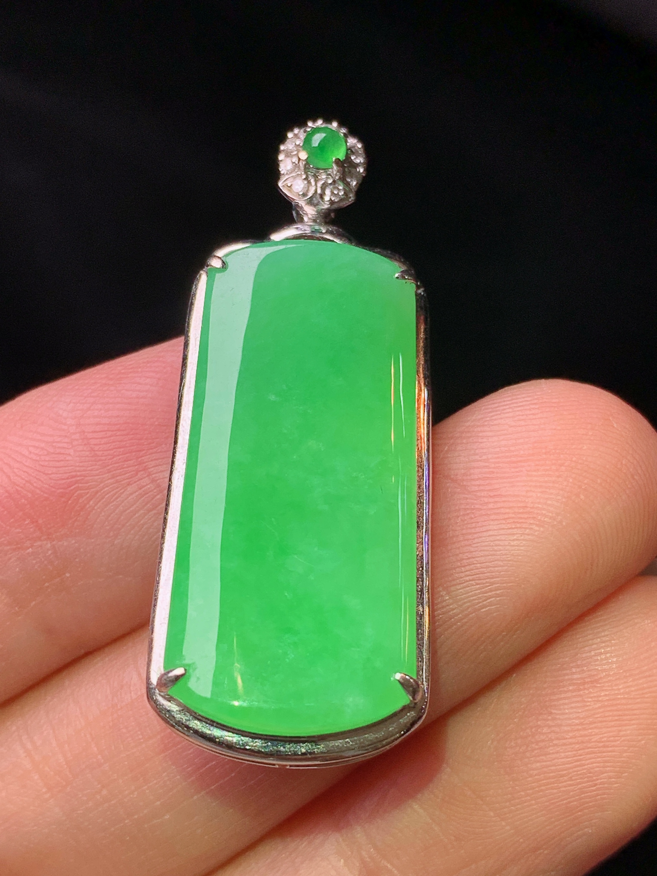 18k金钻镶嵌阳绿无事牌吊坠 玉质细腻 色泽艳丽清新 水润亮眼 整体尺寸35.8*14*5L4