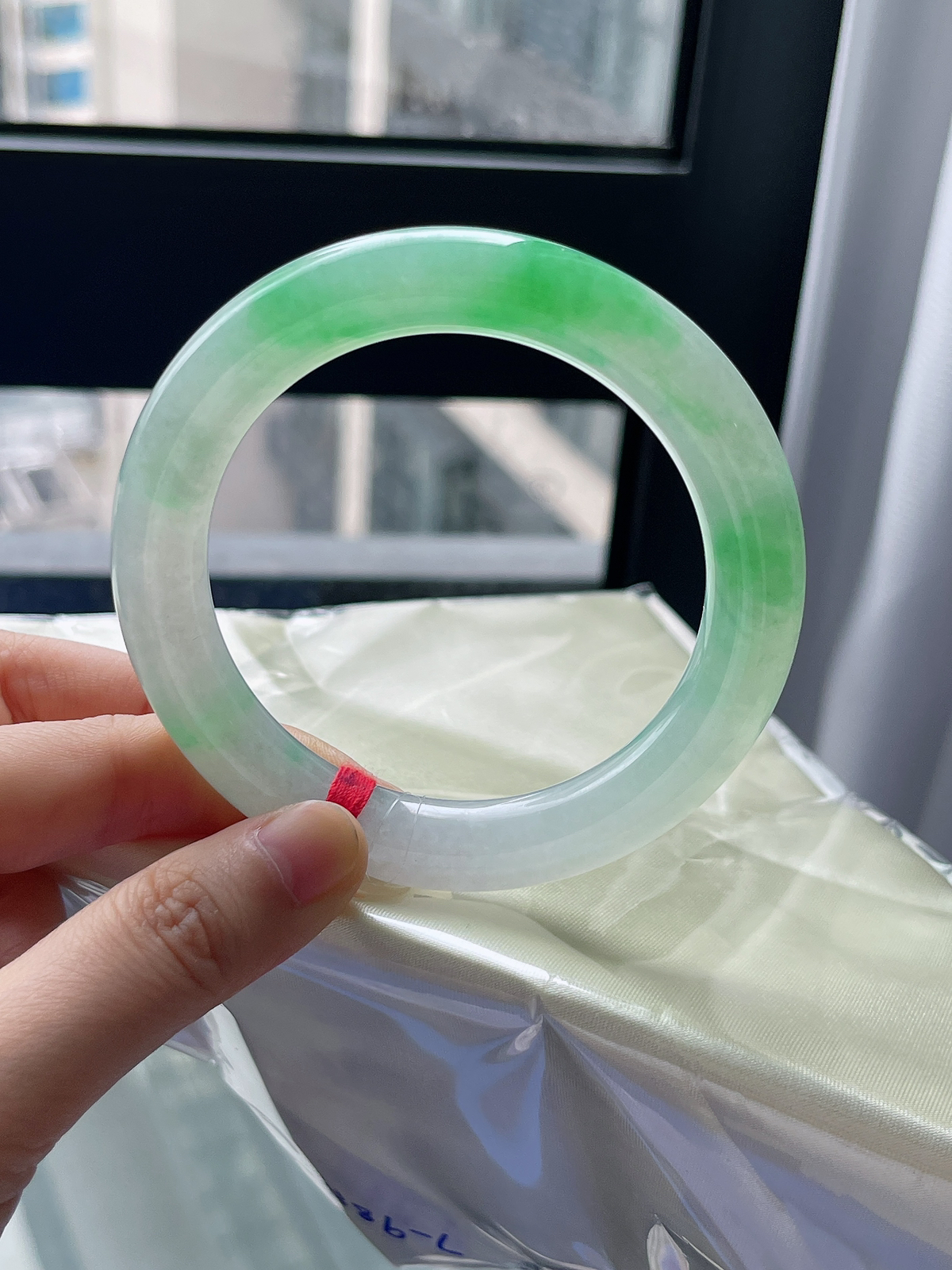 圆镯59圈口，翡翠冰糯种飘绿手镯