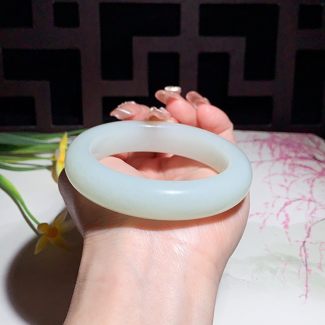 收藏款，和田玉57.5圈且末糖宽条手镯！玉质细腻油润 底色纯净 无裂无杂 脂粉好，品质高。