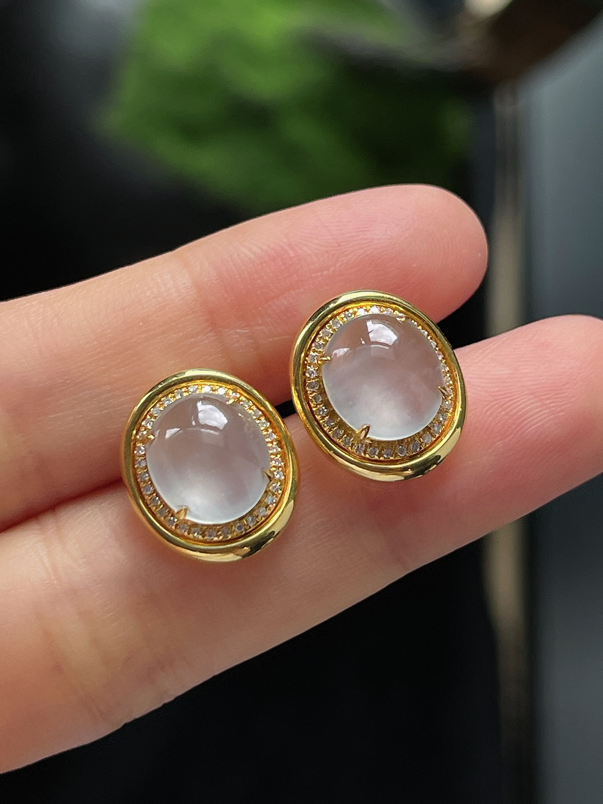 翡翠白冰耳钉，伴钻石