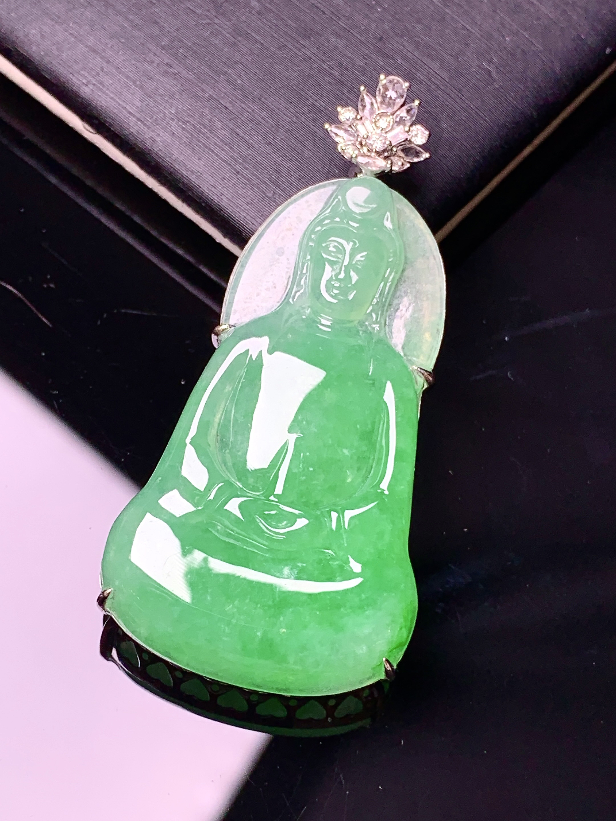 18k金钻镶嵌翠绿观音菩萨吊坠 玉质细腻 色泽艳丽清新 水润亮眼 整体尺寸44.6*21*7b5