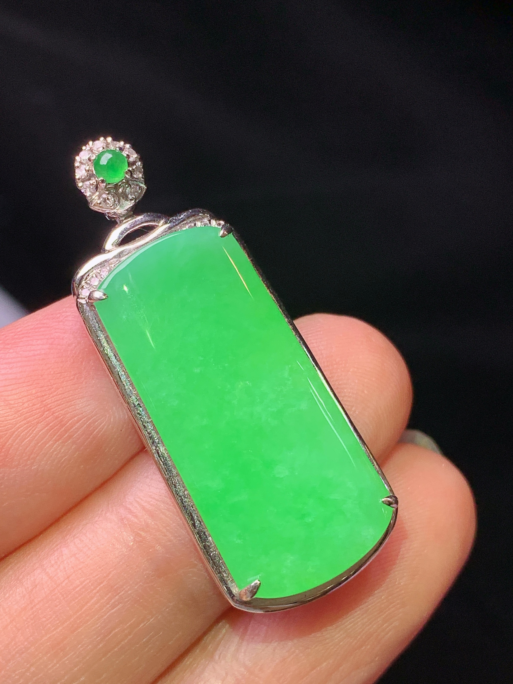 18k金钻镶嵌阳绿无事牌吊坠 玉质细腻 色泽艳丽清新 水润亮眼 整体尺寸35.8*14*5L4