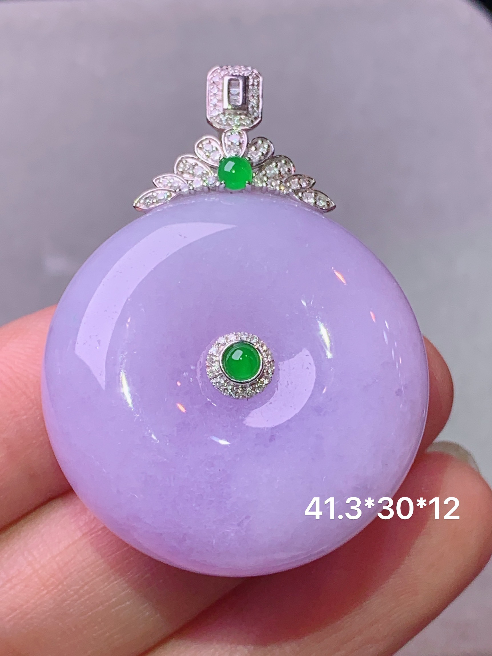 18k金钻镶嵌紫罗兰平安扣吊坠 玉质细腻 色泽艳丽清新 水润亮眼 整体尺寸41.3*30*12b1