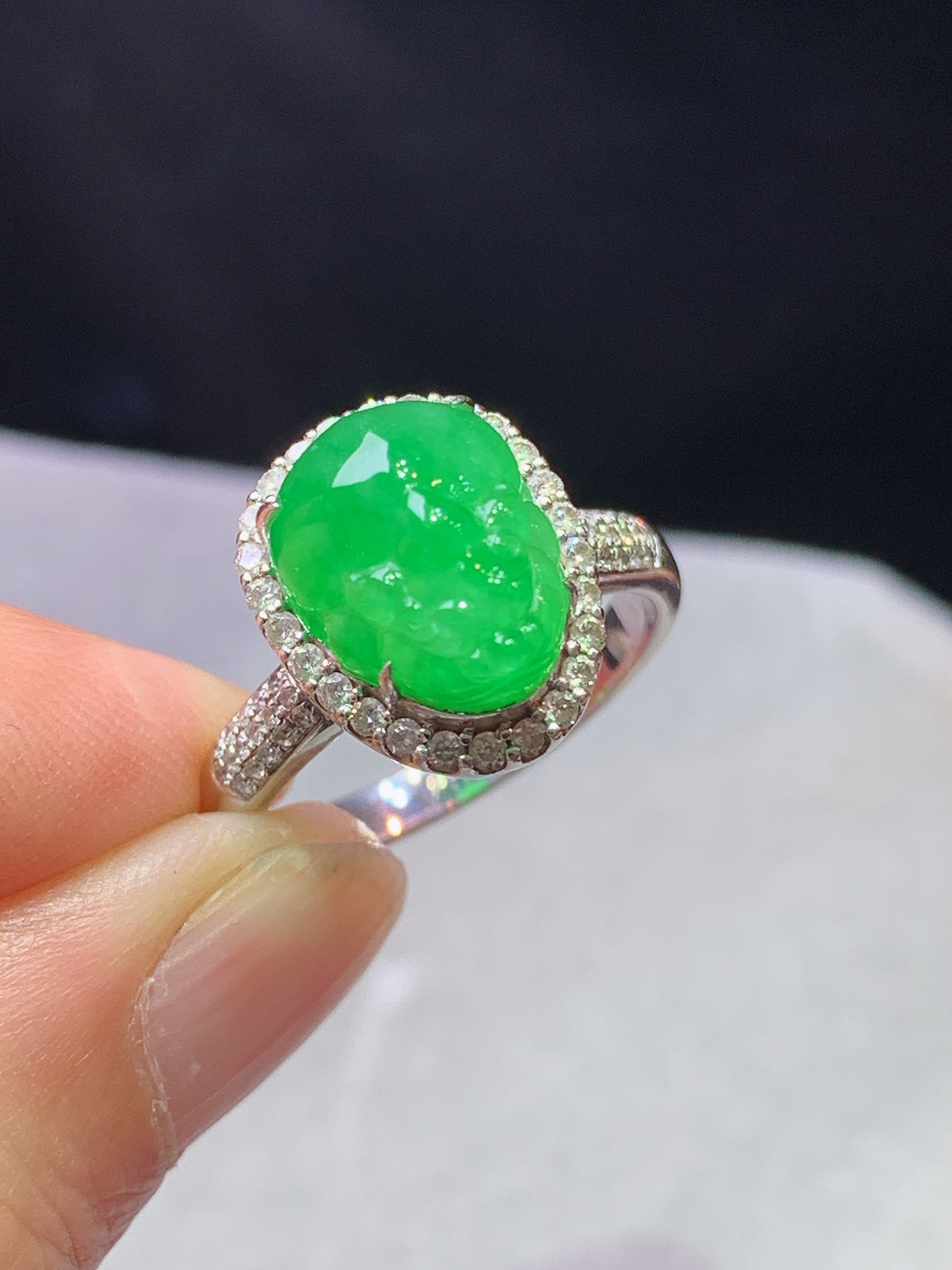 18k金钻镶嵌满绿貔貅戒指 玉质细腻 色泽艳丽清新 水润亮眼 圈口14 整体尺寸13.8*11.2*