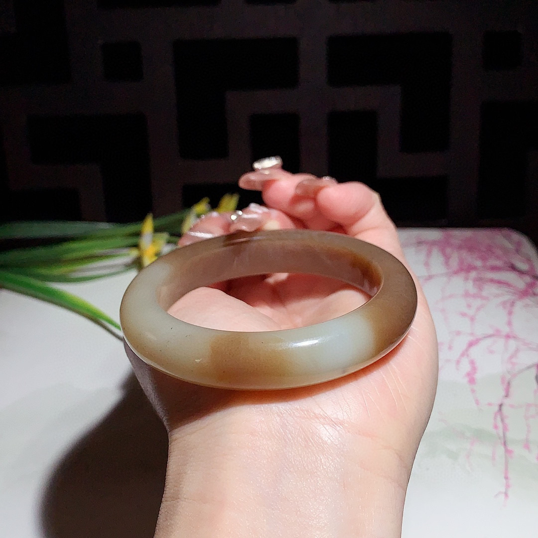 和田玉55圈且末糖手镯！玉质细腻油润 底色纯净 无裂无棉 脂粉好，品质高。