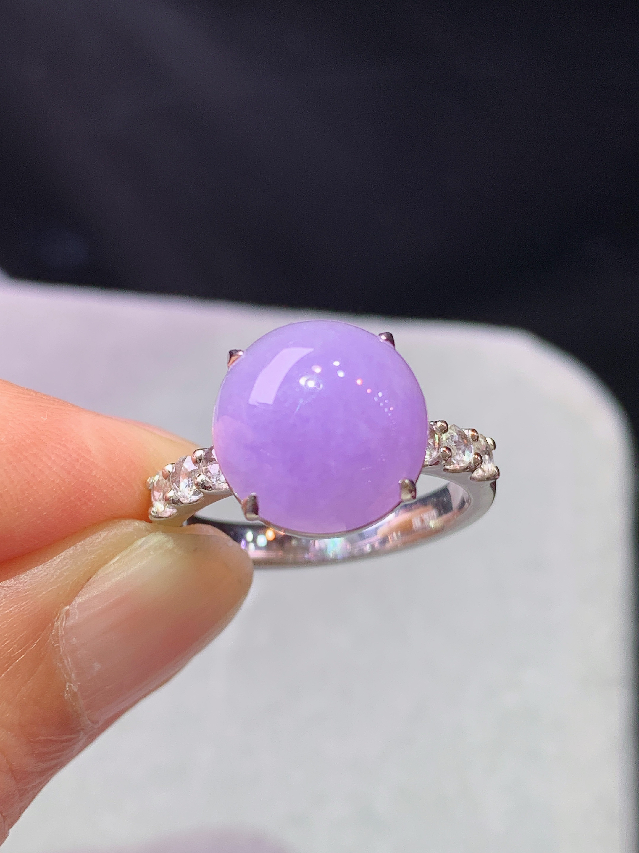 18k金钻镶嵌紫罗兰圆珠戒指 玉质细腻 色泽艳丽清新 水润亮眼 圈口14 整体尺寸11.6*11*9.2b5