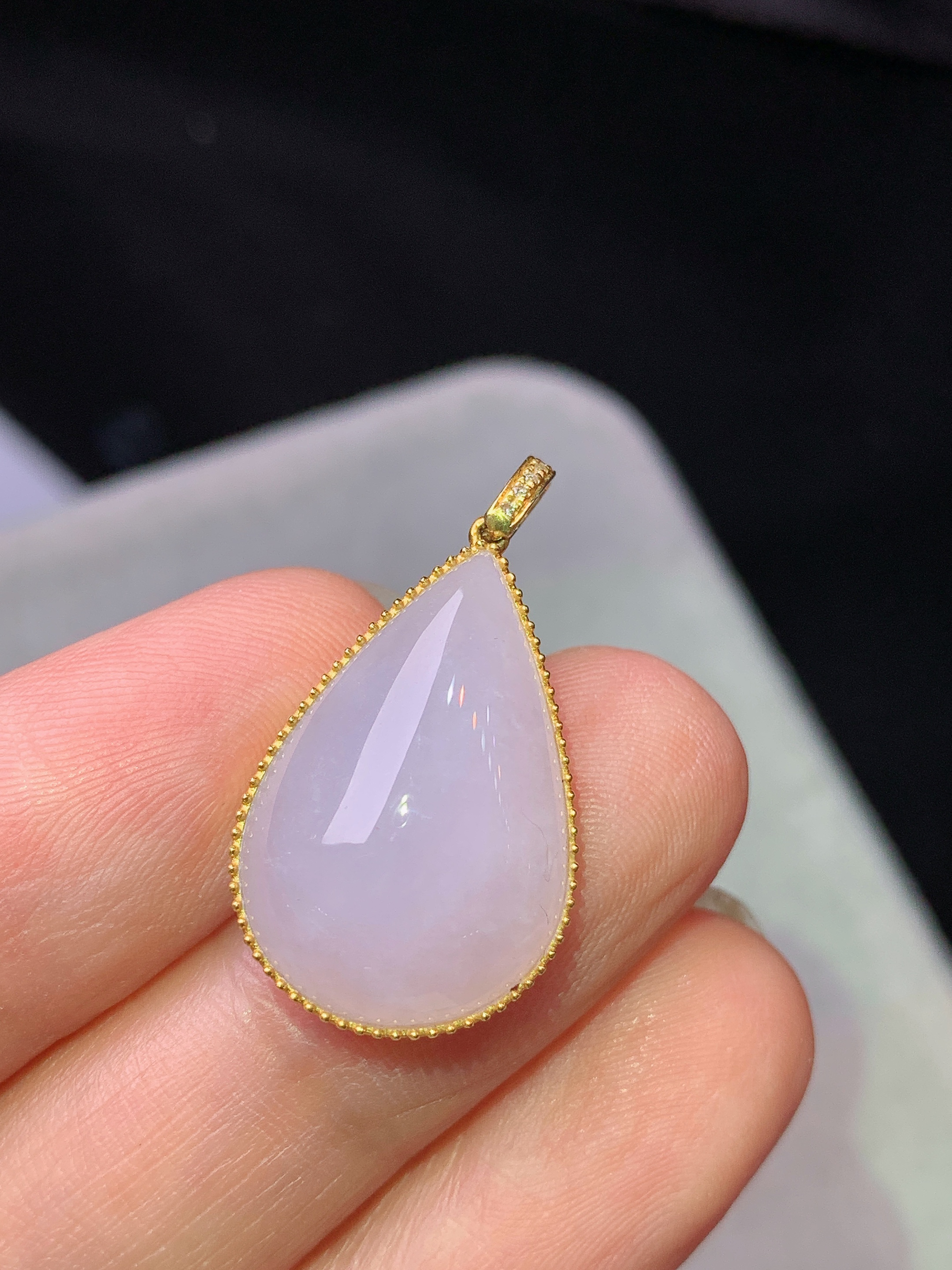18k金镶嵌淡紫罗兰水滴吊坠 玉质细腻 色泽艳丽清新 水润亮眼 整体尺寸26.3*14.3*6.6c