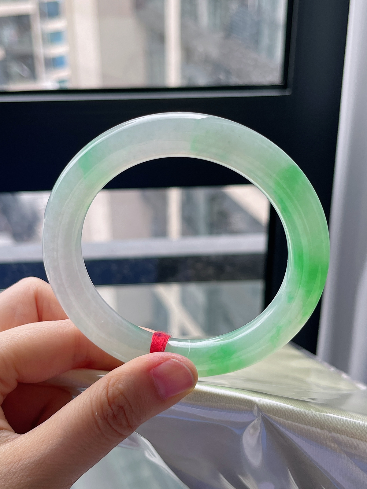 圆镯59圈口，翡翠冰糯种飘绿手镯